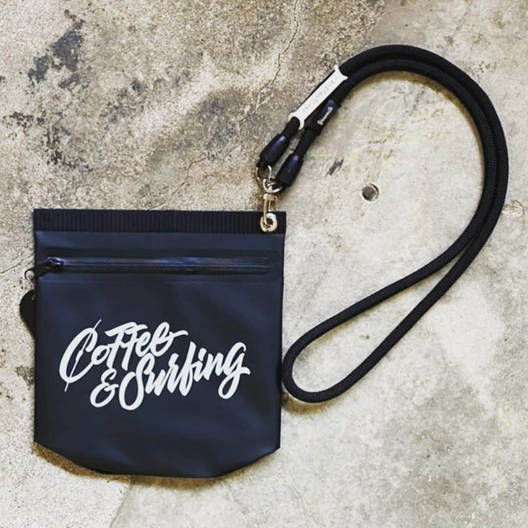 坂口憲二（THE RISING SUN COFFEE）さんのインスタグラム写真 - (坂口憲二（THE RISING SUN COFFEE）Instagram)「◆GOOD MORNING COFFEE‼︎◆  【NEW RELEASE】  TRSC ORIGINAL TARP POUCH WITH YOSEMITE STRAP (BLACK,WHITE,GLAY,LATTE BROWN)  巷で噂のストラップ、"ヨセミテストラップ"さんとのコラボアイテムになります！  アウトドアシリーズで好評だったタープバッグのPVC素材でファスナーポーチが登場。止水ファスナーを使用し、水濡れや汚れに強く、タフに使える素材にCOFFEE&SURFINGスクリプトロゴを落とし込みました。  ストラップには「YOSEMITE STRAP」を使用。TRSCオリジナルレザーパーツ付きで斜めがけポーチとしてご利用いただけます。もちろん、スマートフォンストラップとして本来の使い方も可能です。  ちょっとしたお出かけや、アウトドアシーンでのご利用、クリスマスギフトなどにおすすめです。  カラーバリエーションは4種類、販売は今夜19時よりオンラインストアにて開始しますので皆さまお待ちしてます。  THNX @yosemitestrap_camera  & @hightide_japan   therisingsuncoffee.com  ＊先週販売スタートしたTRSCエコバッグも再販売します。  #coffee #coffeebeans  #coffeeroaster  #coffeelab  #coffeeandsurfing  #coffeetime  #coffeelover  #coffeebreak  #coffeeshop  #coffeestand  #coffeeholic  #coffeehouse  #coffee_inst  #coffeemaker  #coffeeshops  #coffeecoffeecoffee  #coffeenclothes  #coffeeaddict  #coffeeculture  #coffeemorning  #yosemitestrap  #tarppouch  #ecobag  #TRSC」12月18日 7時33分 - therisingsuncoffee