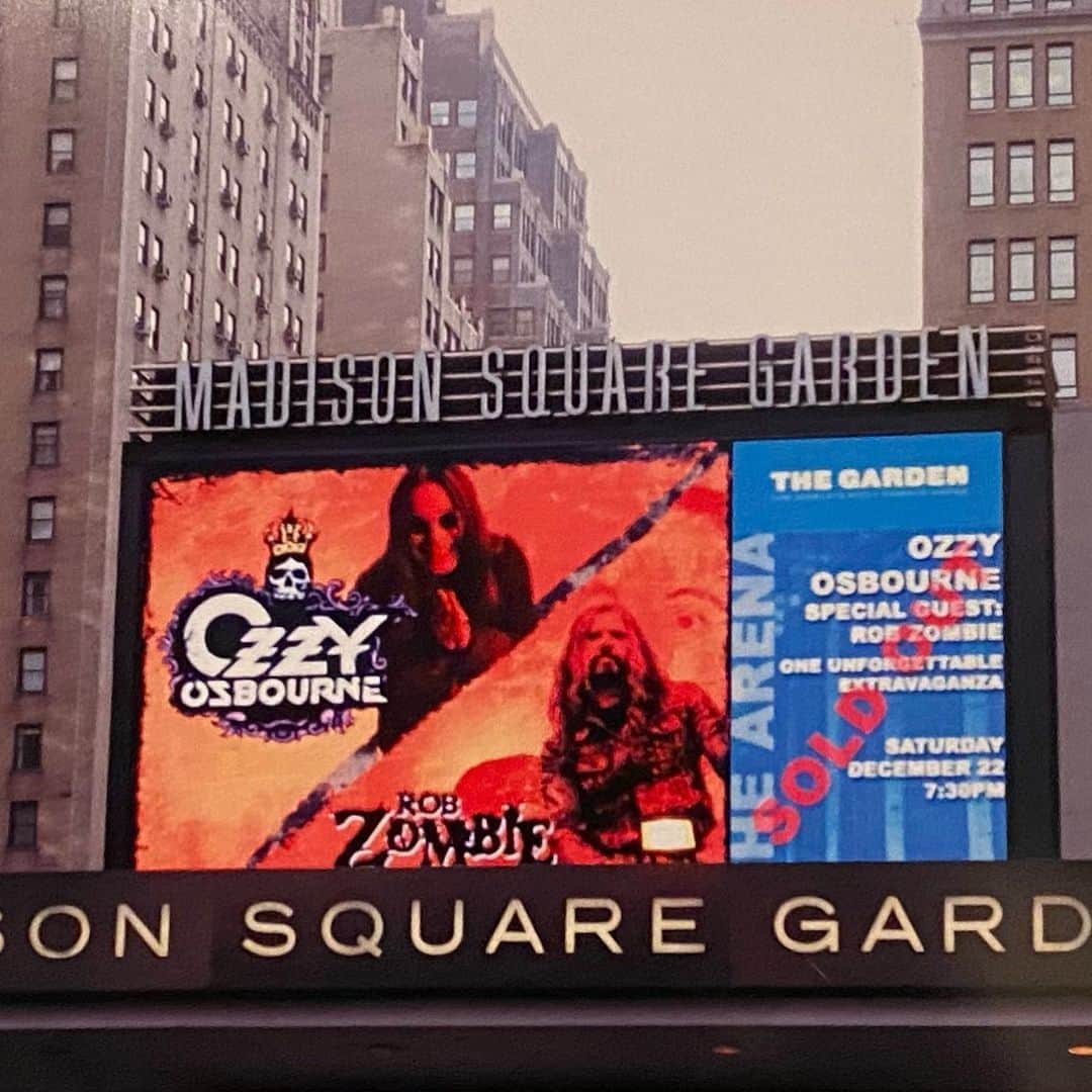 ロブ・ゾンビのインスタグラム：「2007 - OZZY & ZOMBIE at Madison Square Garden SOLD OUT. That was pretty fucking rad. #robzombie #ozzyosbourne #madisonsquaregarden #nyc #thursdaythrowback」