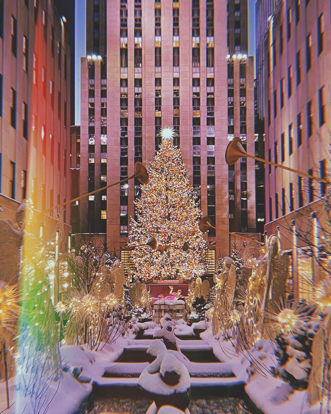 柳喬之のインスタグラム：「Here’s some Christmas vibes after winter storm in Manhattan 🎄☃️  昨日の吹雪明けのニューヨークはいい感じでした☃️」