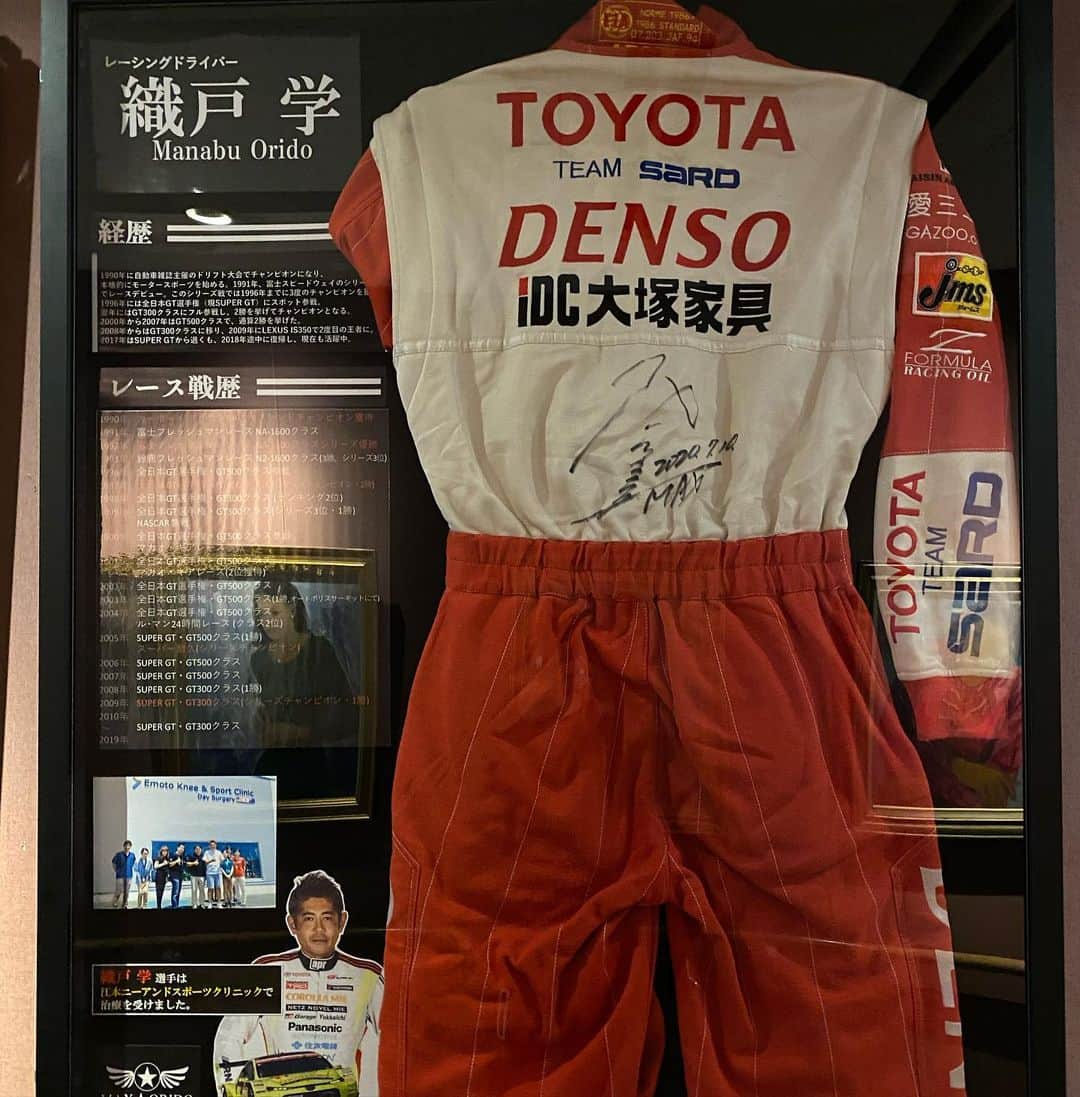 のインスタグラム：「青春のレーシングスーツ。  こんな所に大切に 飾られておりました。  九州に居ました。  03年に初めて オートポリスで スープラ GT500で優勝。 プロドライバーを 意識した瞬間。  有難う御座います。  #江本ニーアンドスポーツクリニック　 #maxorido #bhauction #supra #supergt  https://bhauction.com/news/10110」