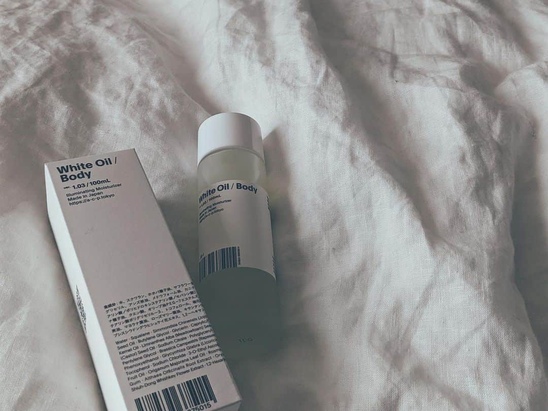 のインスタグラム：「ㅤ @agile_cosmetics_project の 2層になってるボディオイルをいただきました✨ ㅤ 元々ここのスキンケア2種大好きで使っていたけど、 ボディ用オイルもやっぱり好き❤️ サラッとしてるのにつけるとオイルならではの しっとり感…まじ好きすぎる🥺 ボディも顔と同じように、化粧水の後にこれ。」