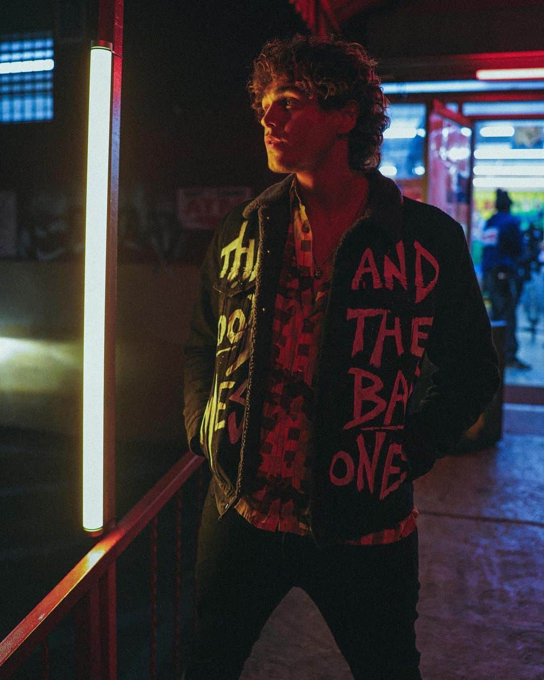Jonahmaraisのインスタグラム：「the music video for slow down is coming tonight. link in my story」