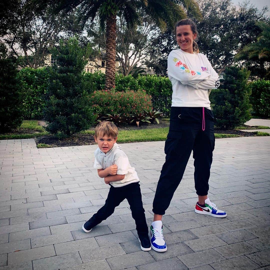 ビクトリア・アザレンカさんのインスタグラム写真 - (ビクトリア・アザレンカInstagram)「👟 games strong 🔥 ... Posing is something to work on 😂   Ps: taking pictures with Leo doesn’t happen without bribing him with 🍫 😂」12月18日 7時43分 - vichka35