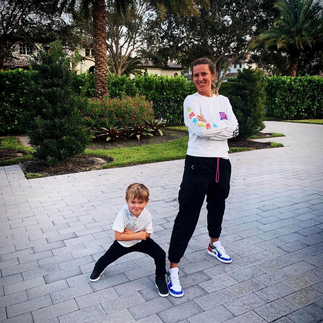 ビクトリア・アザレンカのインスタグラム：「👟 games strong 🔥 ... Posing is something to work on 😂   Ps: taking pictures with Leo doesn’t happen without bribing him with 🍫 😂」