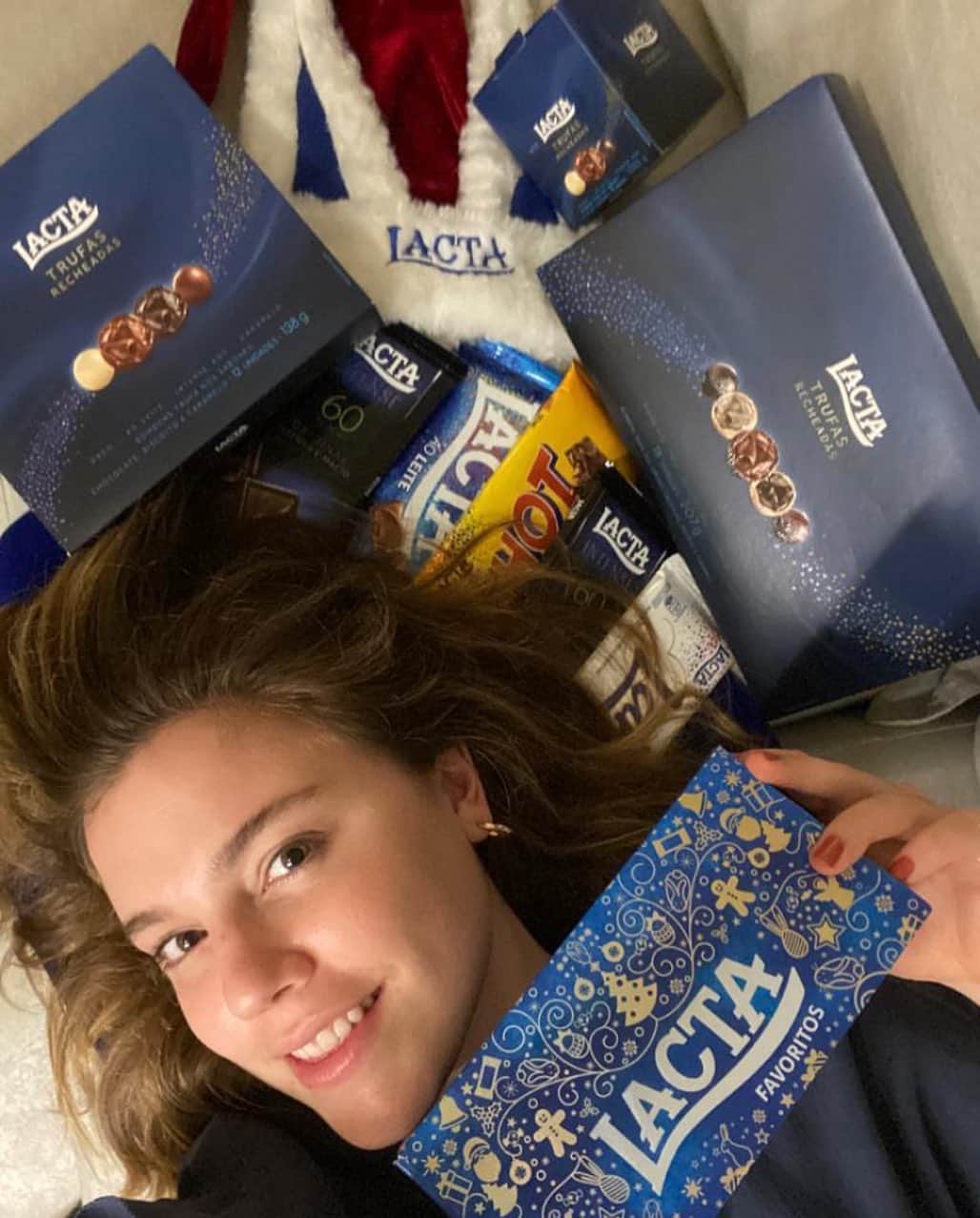 Alice Wegmannのインスタグラム：「a gente já sabe que #papainoelficaemcasa esse ano, mas achei tão fofo quando a @lactaoficial me contou que o coelhinho vai ajudar a espalhar amor e carinho por aí! 🐰♥️ nesse natal, presenteie com Lacta 💫 entra lá no site pra conferir todos os produtos maravilhosos que podem fazer esse natal ser mais gostoso 🎄*publicidade」