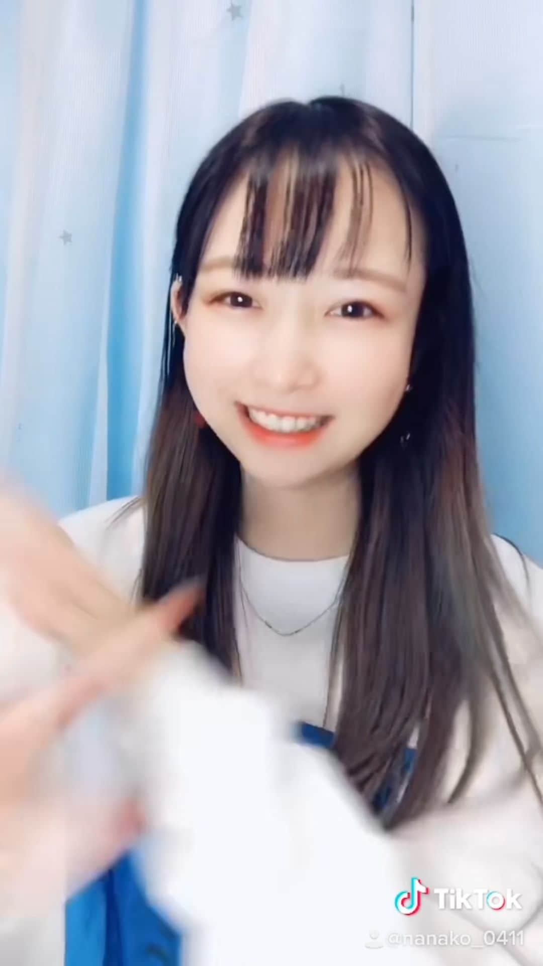 大崎菜々子のインスタグラム：「髪がまだ長い頃の〜👀  現在、#乃木CHARGE PRムービー出演権イベント参加中！私の投票コード｢MIX14184271｣が街中のChargeSPOTで モバイルバッテリーをレンタルできるクーポンコード(1時間無料券)となり、ChargeSPOTで1Charge(レンタル充電)すると1投票になります。 12/31(木) 23時までに獲得した投票数に応じてptが加点されます！ 配信と併せてたくさん充電して応援してね✨  #wanima #music #カラオケ館#乃木坂46 #アイドル　#グラビア#女子大生#クーポン#プレゼント  #fashiongram #좋아요 #팔로우미 #오오티디  #패션  #패션스타그램 #casual #followｍe #pleaselike#model #cosplayer #l4l #fashion  #streetfashion #girl  #cute #かわいい #instagood  #makeup #cosmetics」