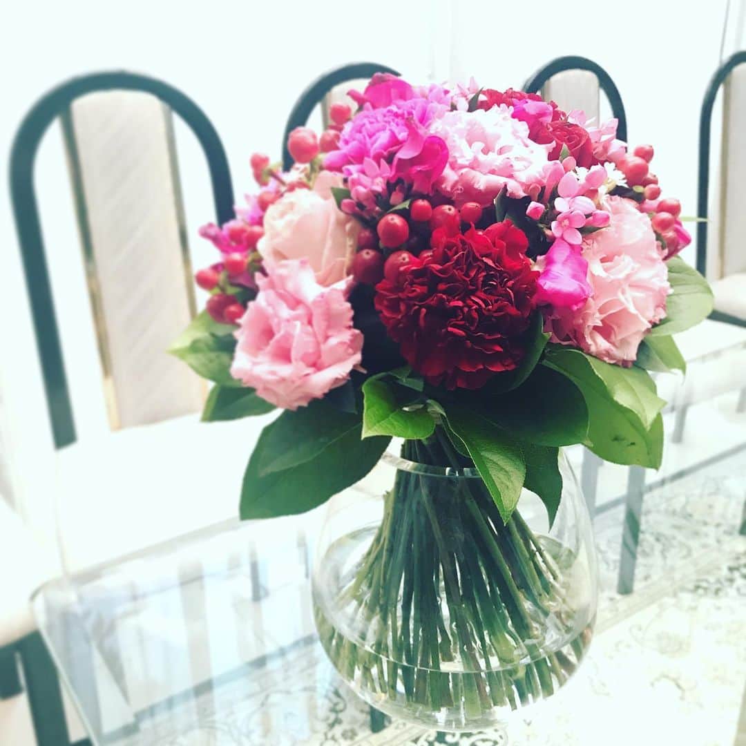 田中琴乃さんのインスタグラム写真 - (田中琴乃Instagram)「寒くなって、お花の持ちがいい。 得した気分♡ ・ 今日も素敵な一日を💐 ・ ・ #ポーラ さんに頂いたお花 #今日も綺麗  #ありがとう #💐」12月18日 7時47分 - tanakakotono