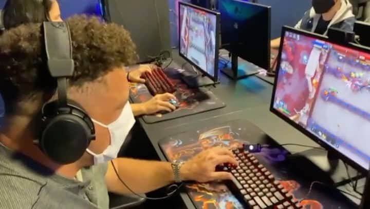 ロナウドのインスタグラム：「Que jogo irado! Adorei a experiência com @playskydome! Pra quem ama desafios como eu, com muita estratégia e ação, o primeiro game multiplayer de tower defense para PC genuinamente nacional já está disponível para download gratuito (coloquei o link no Stories). Quem jogar, comenta aqui - quero saber o que vocês acharam! 😃  É o primeiro grande lançamento da Nomad Brasil - empresa de tecnologia criada em parceria pela Kinship e @octagonbrasil. 👊🏽」