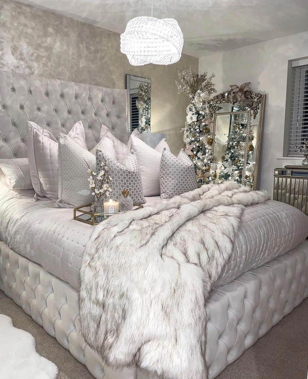 Crazy Roomsのインスタグラム：「I’m dreaming of a white Christmas 😍✨ ft @house_to_home_at_no1」