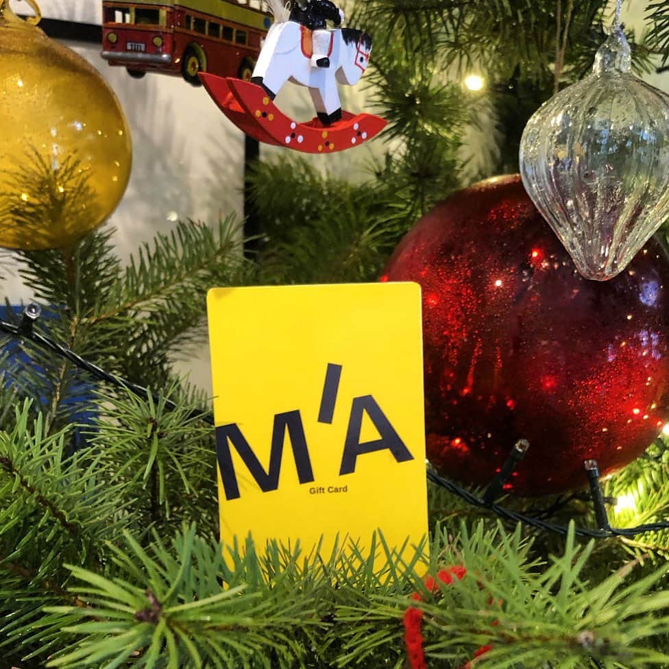 Marques Almeidaさんのインスタグラム写真 - (Marques AlmeidaInstagram)「You don´t know what to offer for Xmas or need a last-minute gift? We have the solution: M’A GIFT CARD 💛  Only Valid in marquesalmeida.com  #marquesalmeida #howdoyouwearyourma #maxmas #magiftcard #giftcard」12月18日 7時54分 - marques_almeida