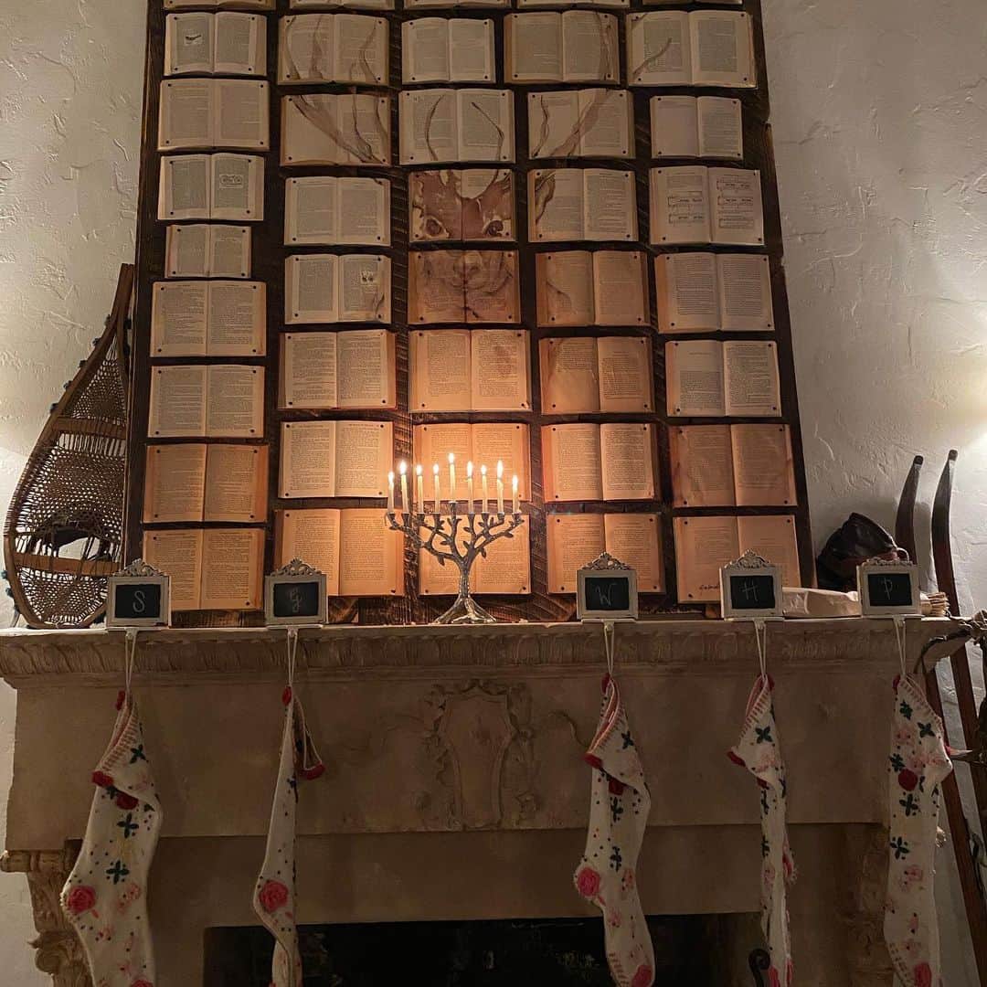 ガブリエル・アンウォーのインスタグラム：「Traditions & lineage combine for Yuletide #ourway @shareefmalnik @hugocverea @paisleyverea missing @willowxylia @grampawoosah very much」