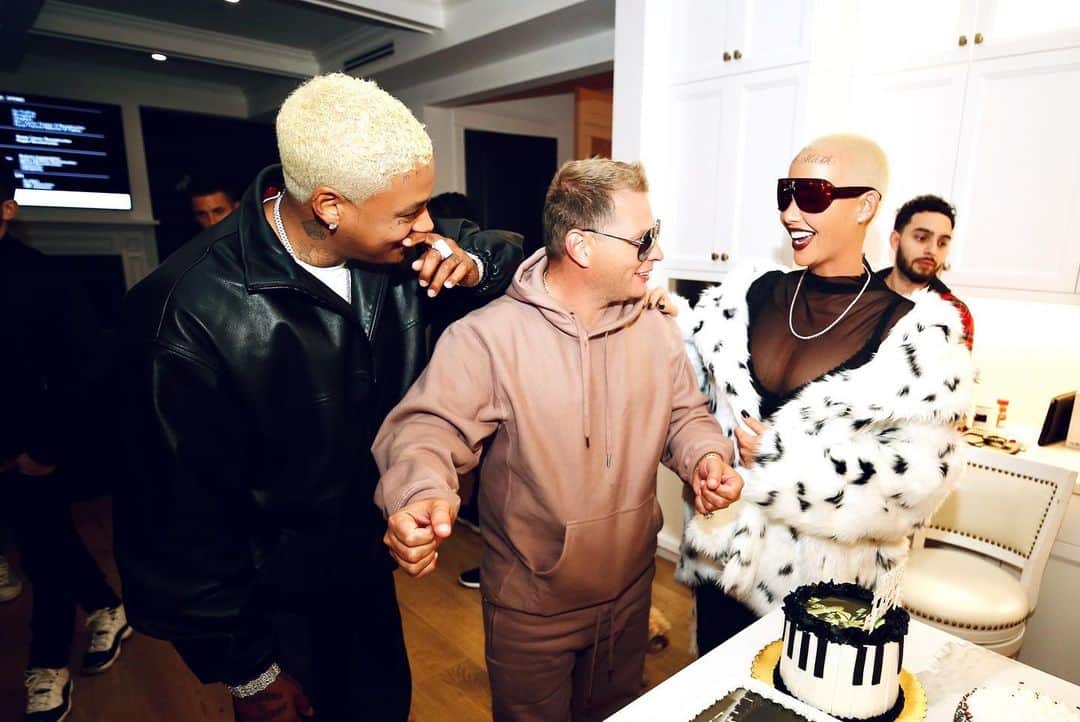 アンバー・ローズのインスタグラム：「Happy birthday to my Big Brother @scottstorchofficial many blessings to you this year bro! #phillylove  #family #goat ❤️🙏🏽🔥」
