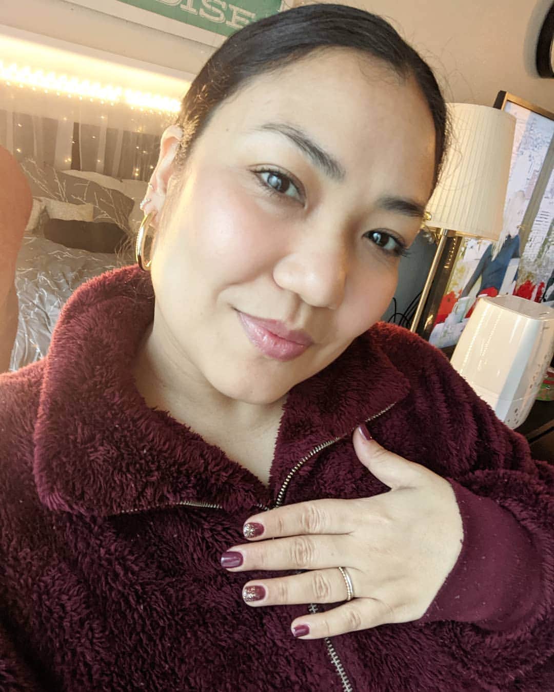 アマルのインスタグラム：「爪と服同じ色☺️今年も着てます💕お友達のオードリーからもらった温かい服😍ありがとう@foamrollfanatic」