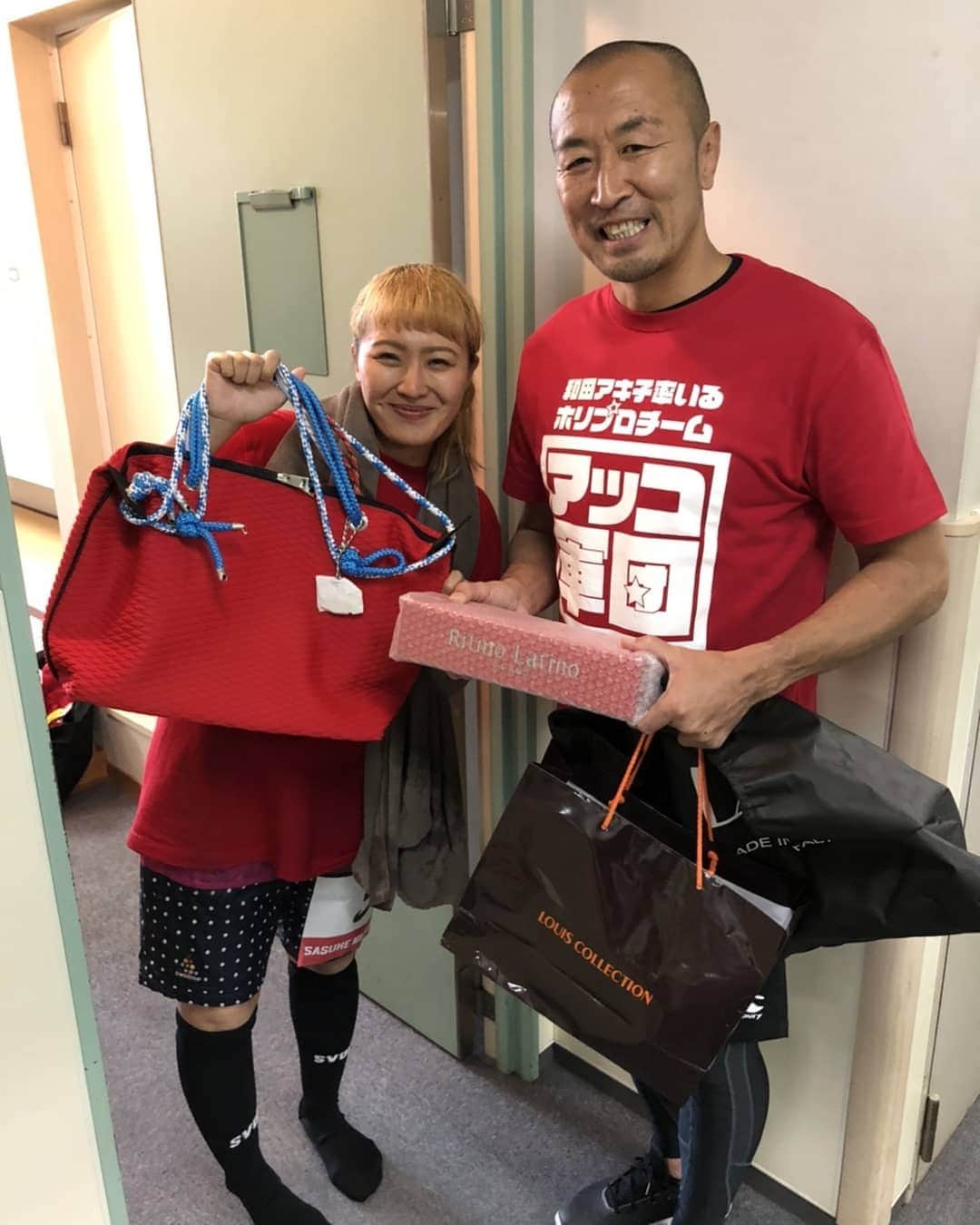のインスタグラム：「・ 昨日、本並さんと桂里奈さんから内祝いを頂きました👍 ありがとうございます‼️  ・#伊藤剛臣 #ラグビー日本代表  #ラグビーワールドカップ2019 #ラグビーワールドカップ #アンバサダー #ラグビー  #ホリプロ #No8 #rugby  #rugbyunion  #rugbyjapan  #rugbyworldcup #rugbyworldcup2019 #oneteam #ナンバー8 #ワンチーム #ONETEAM #カンタベリー #Canterbury #ゴールドウィン #goldwin #リトモラティーノ #ritmolatino #l4k3 #ルイコレクション  #luiscollection #zenstyle #本並健治 さん #丸山桂里奈 さん」