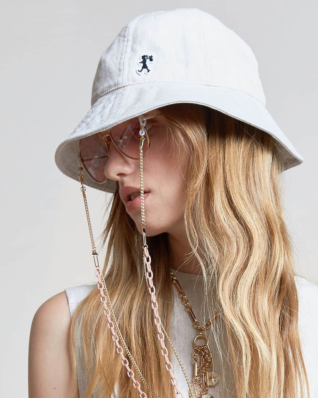 カレンウォーカーのインスタグラム：「Little linen hats restocked in-store and on karenwalker.com. All our sun hats are made here in New Zealand utilising leftover fabrics from RTW collections so numbers are limited.」