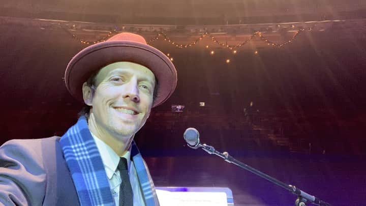 ジェイソン・ムラーズのインスタグラム：「Hark! The Registration’s Free - Glory to the Symphony! I’ll be joining the San Diego Symphony this Friday, December 18 for their FREE virtual Noel Noel concert. Advanced registration is required at sandiegosymphony.org.  Big thanks to the loves at @sandiegosymphony for the fun holiday spirit (link in their bio to register) – and to @ultimateears and @shure for the music in and out of my jolly face.」