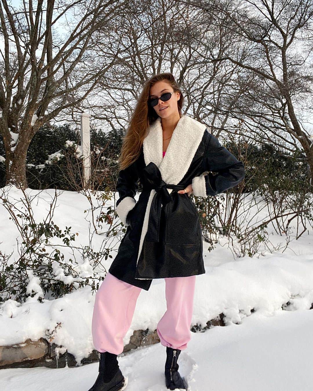 ニーナ・アグダルのインスタグラム：「Snowy days and fuzzy coats ❄️💗」