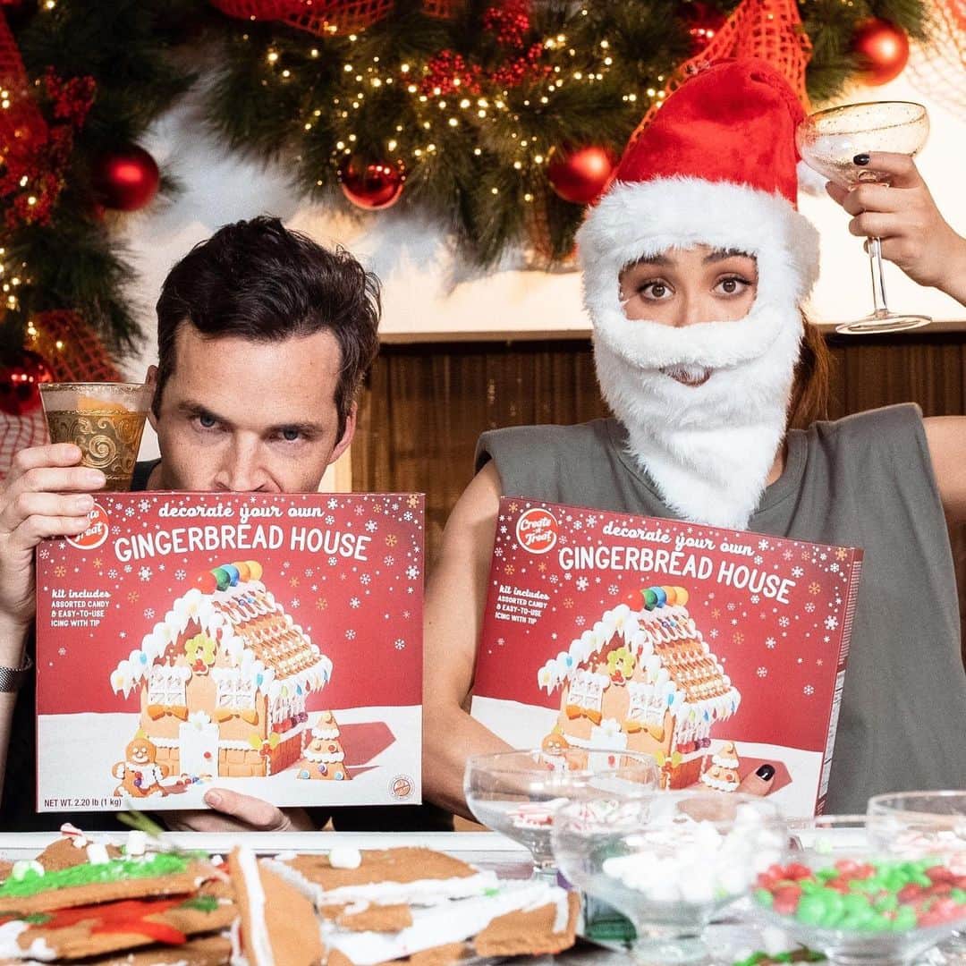 イアン・ハーディンクのインスタグラム：「This was a lot of fun until it suddenly, violently, WASN’T.  HAPPY HOLIDAYS! (Link in Bio)」
