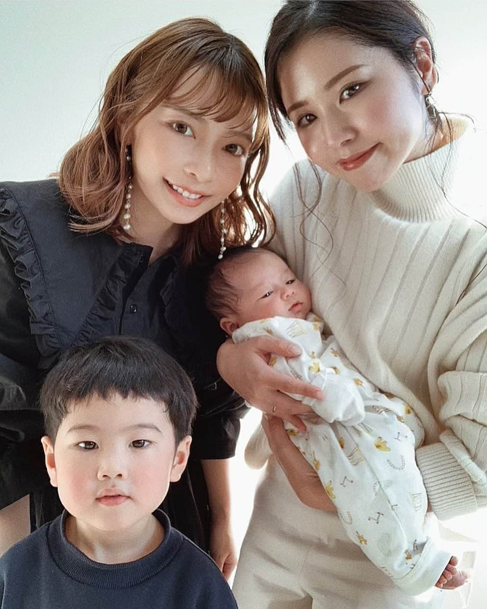 のインスタグラム：「* * * みーたん＆あおと👦🏻が会いに来てくれたよ🌟 (大分時差更新なるけど😅) * 結婚＆出産祝い🎁ありがとう〜🥺✨✨ きょうりゅう🦕のモコモコさん どタイプすぎて鳥肌立った🤣♡ 早く着させたいな〜😍 * あやたん腰痛いからって 腰ぽかぽかアイテムまで さらっと買ってきてくれるいい女具合🥺 あらためて惚れた🥺❣️❣️ * あと嬉しかったのが〜😌 あおと👦🏻がね、もう少し悠陽👶🏻が大きくなったら 一緒に遊ぶって言ってくれたこと😍❤️ あーかわい。かわいすぎる。楽しみやな〜😉🎵 * みーたんがずっと悠陽👶🏻抱っこしてくれてて 居心地良すぎて寝られておりました😂💕 * パパによくあやかの服装にテーマ名付けられるんやけど😅 この日はオーケストラの人っていわれた。爆笑 * * * #生後1ヶ月 #出産 #赤ちゃんのいる生活 #赤ちゃんのいる暮らし #ママ友 #関西ママ #新米ママ #初ママ #男の子ママ #男の子ベビー #welcomebaby #10月生まれベビー #親バカ #ママリ #ママコーデ #1ヶ月検診 #令和2年ベビー #成長記録 #育児日記 #子育てぐらむ #べびすたぐらむ #秋生まれベビー #出産祝い #結婚祝い #あかちゃん #息子 #男の子のママ #あやかすベビー」