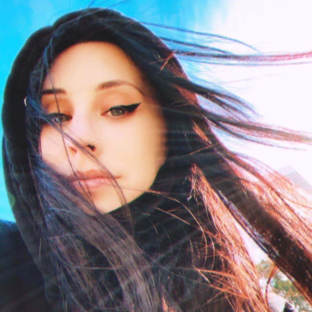 クレイショーンのインスタグラム：「bored, sober and anxious. hbu?」