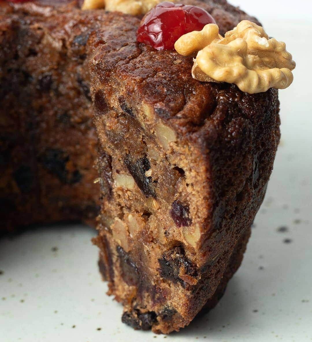 Cesar Gonzalez Cocineroのインスタグラム：「🎄Torta Negra🎄  Ingredientes  Para la Torta:  6 Huevos 1 pizca de Sal 1 cdta de Canela 3 cdas de Papelón rallado 3 cdas de Cacao en polvo 1 ½ cda de Polvo para Hornear 2 tazas de Mantequilla (500 g) 1 ¼ tazas de Azúcar Mascabada o Morena (250 g) 1 ¼ tazas de Azúcar Blanca (250 g) 5 ½ tazas de Harina de Trigo Leudante (610 g) ⠀  Para las Frutas:  Nueces Almendras Avellanas Ciruelas Pasas Pasitas Negras Pasas Sultanas Frutas Confitadas 3 tazas de Ron o Brandy  Preparación  Las Frutas: ⠀  -Macerar las Frutas en las 3 tazas de Ron o Brandy con antelación en un frasco de vidrio bien tapado y conservado en un sitio oscuro. Se emplea esta técnica para ablandar su textura e impartirles sabor, pueden realizar el proceso una semana antes de preparar la torta. ⠀  -Al engrasar y enharinar el molde, esparce el Papelón rallado y un poco de Frutos Secos sin macerar, Nueces, Avellanas y/o Almendras para lograr que quede decorada al voltearla. ⠀  La Torta: ⠀  -Precalienta el horno a 180 °C. ⠀  -En un bowl, bate la Mantequilla junto con los dos tipos de Azúcar. ⠀  -Luego, añade la Harina gradualmente poco a poco. ⠀  -Agrega el resto de los ingredientes en polvo y los Huevos uno por uno. ⠀  -Inmediatamente después, incorpora poco a poco las Frutas maceradas con movimientos envolventes. ⠀  -Vierte la mezcla en el molde y hornea durante una hora aproximadamente o hasta introducir un palillo y este salga limpio. - - - - - 📸: @dulceysalao」