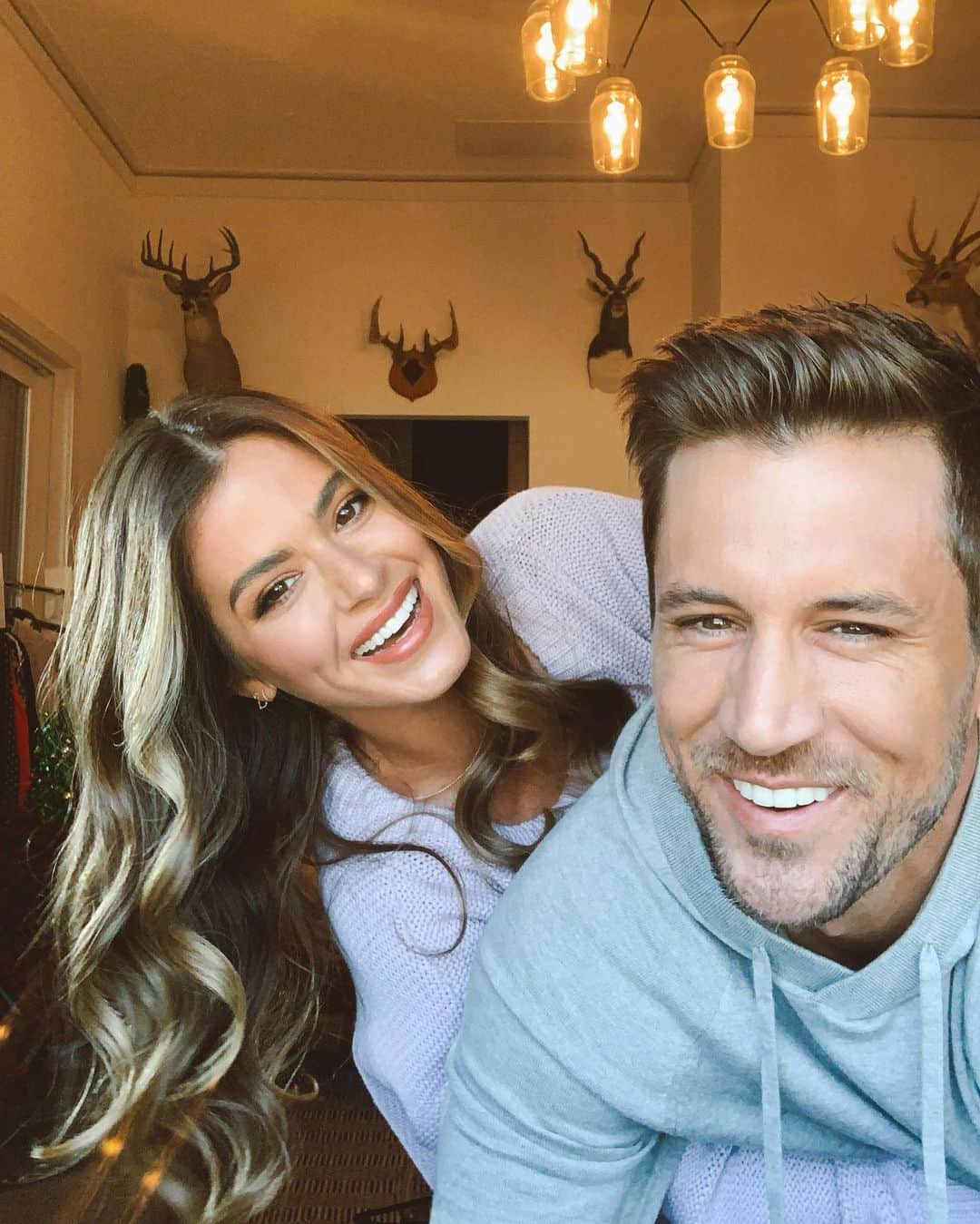 ジョジョ・フレッチャーのインスタグラム：「3 second selfie timer, not nearly enough time... 10 seconds- feels like an eternity. Anyone with me? Also... this filter is giving @jrodgers11 a little salt ‘n pepper beard vibes and I’m HERE for it.」