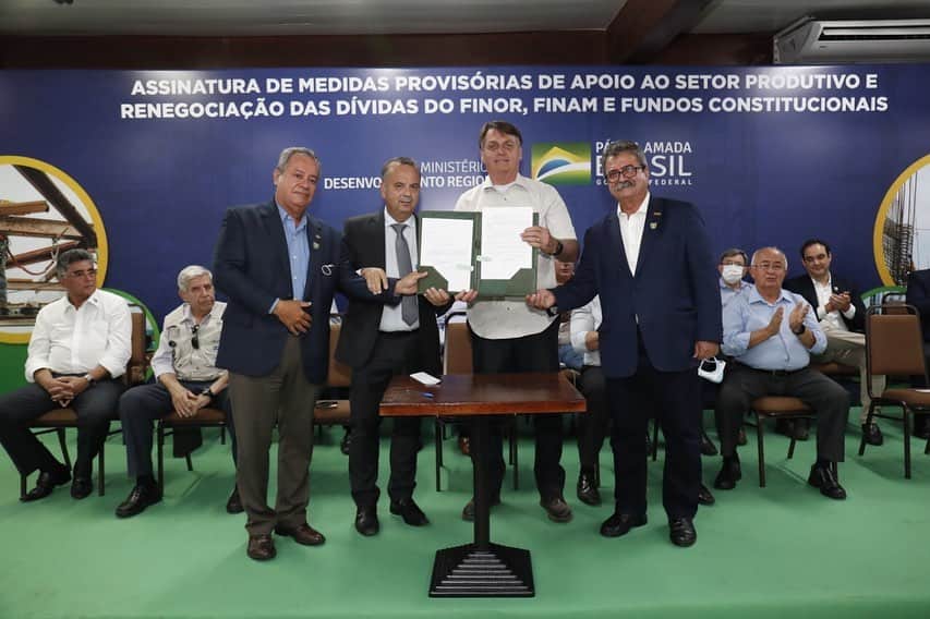 ジルマ・ルセフのインスタグラム：「Nesta quinta-feira (17), o Presidente Jair Bolsonaro participou, em Porto Seguro (BA), da cerimônia de assinatura de atos de apoio ao setor produtivo. Fotos: Alan Santos/PR」