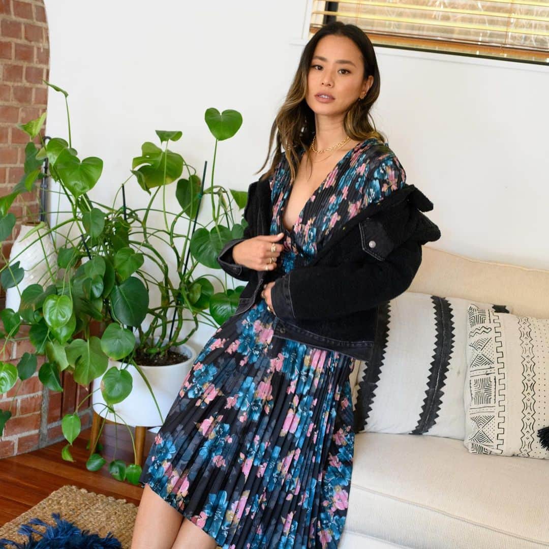 ジェイミー・チャンのインスタグラム：「Dressing up and staying home for the holidays. It’s the final stretch of 2020, sadly cases are rising in California and all over the country. Be safe everyone. ♥️」