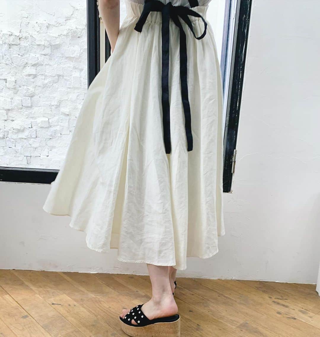 Tsuru by Mariko Oikawaのインスタグラム：「▶︎Pre Order item (2021 Summer) お届け予定:2021年4月下旬頃 期間内のご予約で10%OFFです！ ・ ・ linenのwhiteは清楚で優しい色。フレアするシルエットが動くたびに揺れてフェミニンムードを演出…＊ ・ ・ skirt:Operetta/WHITE ¥28,710 shoes:Trill/BLACK 25,740 (※期間限定10%OFF価格) pre orderは12/21昼12:00まで！ ・ ・ #tsuru#tsurubymarikooikawa#preorder#2021summer新作#プレオーダー#先行予約」