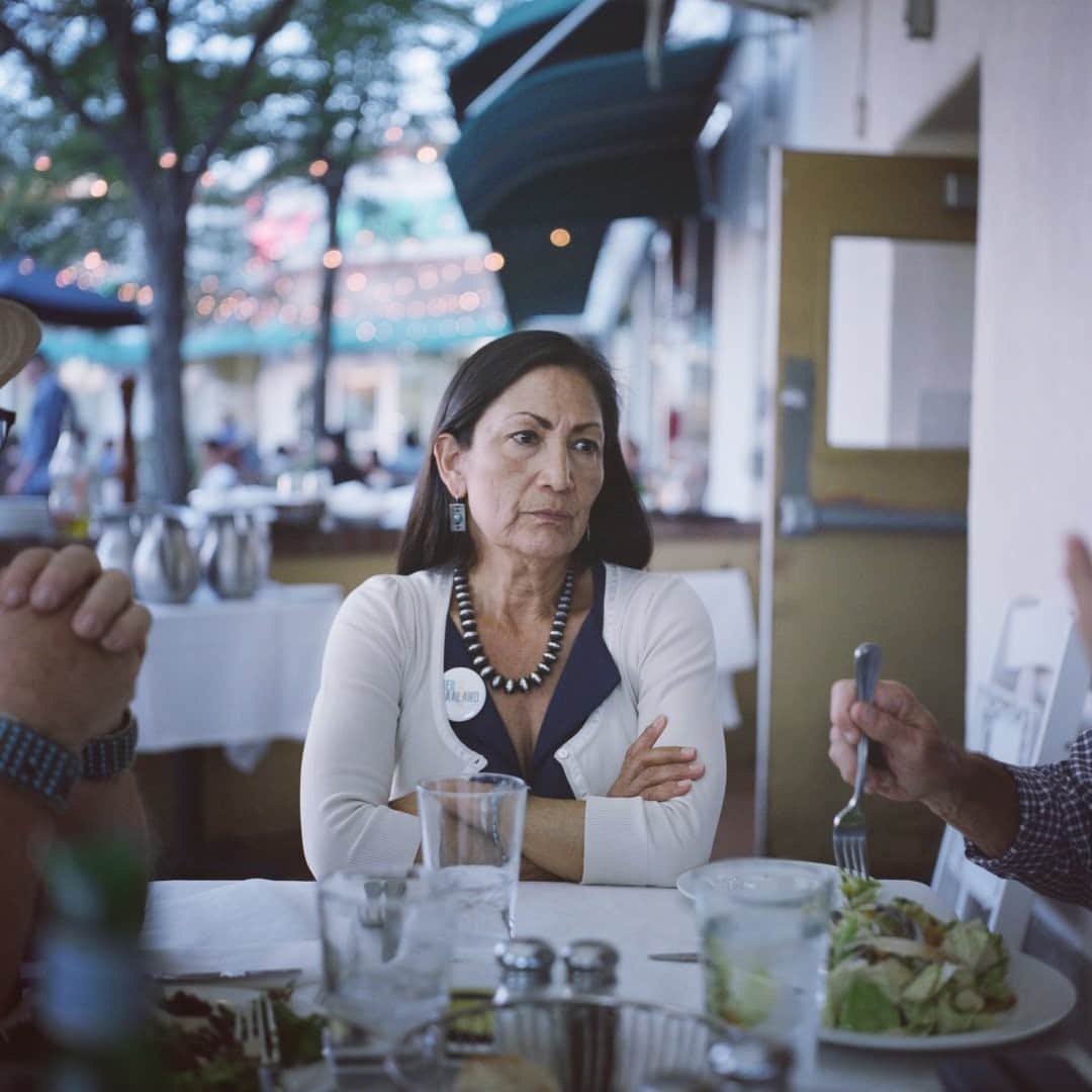 のインスタグラム：「Photo by Daniella Zalcman @dzalcman / Today Deb Haaland was announced as president-elect Joe Biden’s nominee for secretary of the Interior. If confirmed, Haaland will be the first Native American to serve as a Cabinet secretary. I photographed her for @natgeo in 2018, when Haaland was in the midst of her successful run for Congress.  Check out Nat Geo's link in bio for more on this story.」