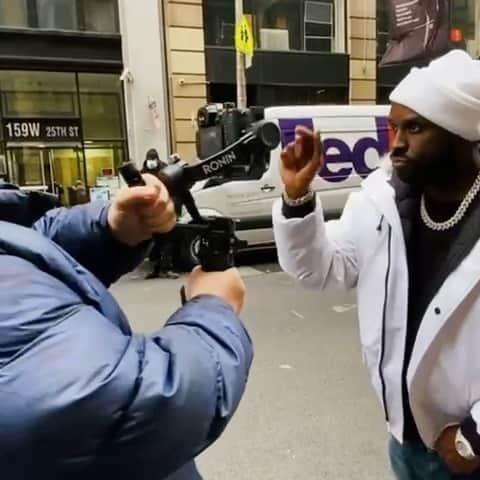 ファンクマスター・フレックスのインスタグラム：「( BEHIND THE SCENES ) @funkflex x @kingvonfrmdao / Lurkin !!! 🎥 @tatwza Edit: @quinn_films !!! @inflexwetrust films / records!!! WHO ELSE SHOULD I HAVE ON THE ALBUM?」