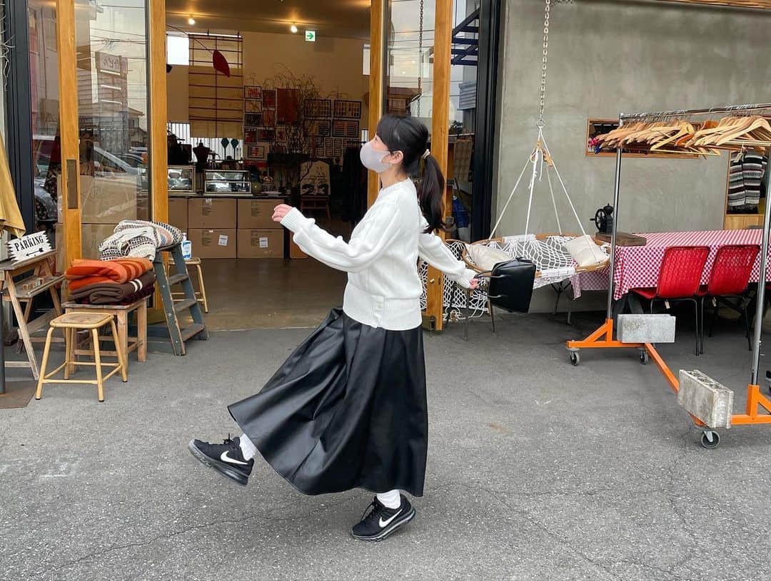 美甘子さんのインスタグラム写真 - (美甘子Instagram)「中目黒ジャンティークの姉妹店、に、なるのかな？ 高崎の古着屋内田商店へ。 とても広くて、お洋服の並べかたもカッコ良かった。 とても素敵なラグを購入しました。 #内田商店 #店内写真の許可あり☺️」12月18日 8時41分 - rekish_mikako
