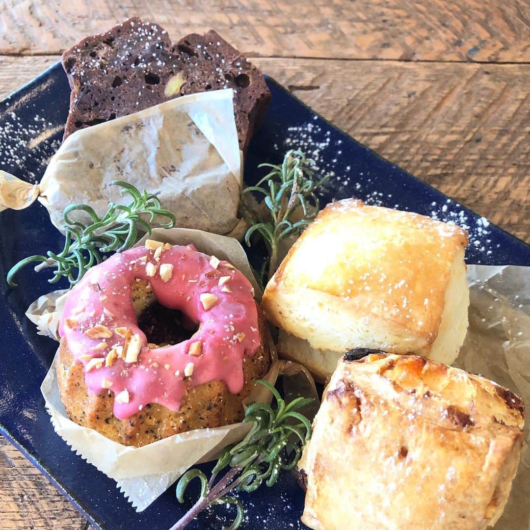 手紙社のインスタグラム：「【手紙舎つつじヶ丘本店】 ※営業時間の臨時変更のお知らせ 今週末、12月18日(金)〜20日(日)の3日間は、誠に勝手ながら11時〜16時(15時半L.O.)とさせていただきます。 . なお、この3日間は、お食事メニューは「魯肉飯(ルーローハン)」と「チキンフリカッセ」の2種のご用意となります。(「キーマナポリタン」はおやすみ。)　また、ご好評いただいていた週末限定の「スイートポテトタルト」は、今週末はおやすみとさせていただきます。イートインもテイクアウトもできる他の焼き菓子数種や、イートイン限定のプリンアラモードは引き続きご用意がございますので、ぜひお楽しみください。 . 19日(土)は、お店へのお電話がつながりにくくなってしまう場合がございます。誠に申し訳ございませんが、あらかじめご了承くださいませ。 . 2020.12.18 . #手紙舎#手紙社#tegamisha#柴崎#つつじヶ丘#つつじヶ丘本店#手紙舎つつじヶ丘本店#調布#調布カフェ#神代団地#神代団地商店街#ランチ#チキンフリカッセ#フリカッセ#ルーローハン#焼き菓子#テイクアウト」