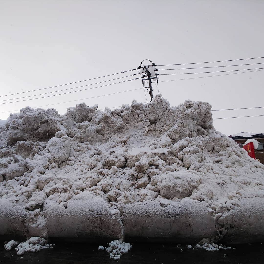 みながわゆみさんのインスタグラム写真 - (みながわゆみInstagram)「#イマソラ #いまそら #雪降り #ゆき #雪 #除雪 #雪の山」12月18日 8時46分 - nama.09.19