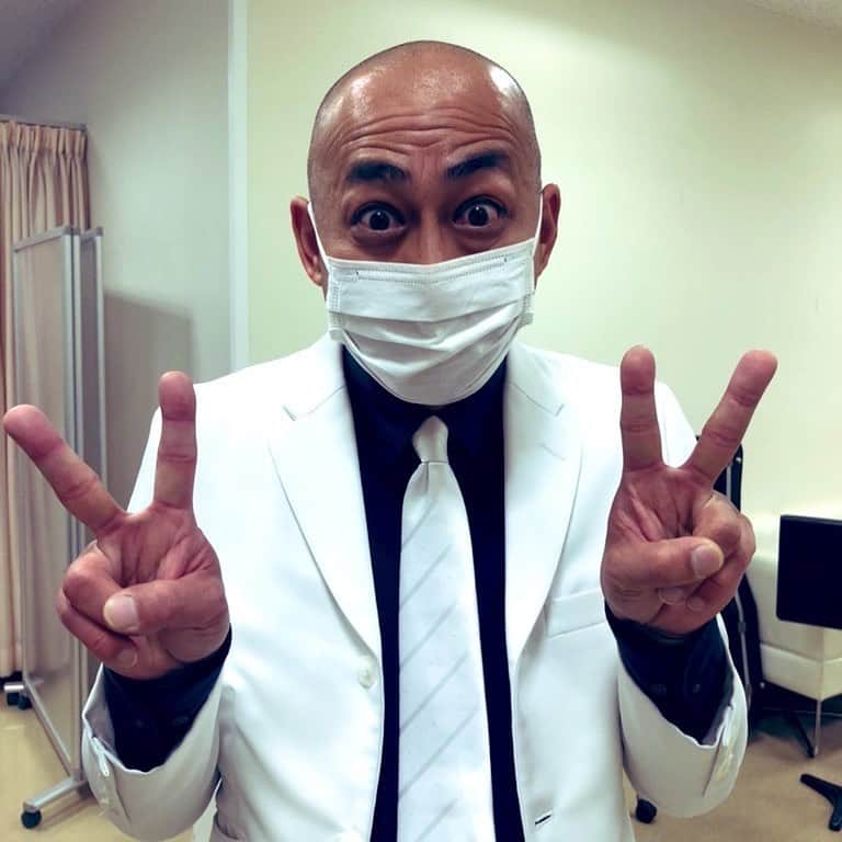 のインスタグラム：「現場で 錦鯉の長谷川さんにお会いしました。 M-1直前で会えてめちゃくちゃ嬉しかったです。  次会う時はチャンピオンで会いましょう！ #錦鯉 #長谷川さん #トシさん大地さんとで #よく飲みに行く間柄 #いつも #所持金が500円未満の長谷川さん #次会う時は #財布に1000万入ってるのかな？」