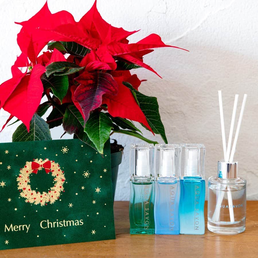 のインスタグラム：「. 今年のクリスマス🎄プレゼントはもう決まりましたか？🎁✨﻿ 恋人や友人、自分へのご褒美にアクア シャボンのコフレセットはいかがですか？？💝﻿ ﻿ アクア シャボンのオードトワレはせっけんの香りをベースとしているので、﻿ 男女問わず使用できるのでとってもおすすめ👌♪﻿ サイズもミニサイズなのでカバンに入れてもかさばらないので使い勝手も抜群✨﻿ ぜひ、ゲットしてね😉﻿ ﻿ ﻿ ■商品名﻿ 🎁アクア シャボン 19S ディフューザー付き3本セット﻿ ・ホワイトコットンの香り オードトワレ 17ｍL﻿ ・ウォータリーシャンプーの香り オードトワレ 17ｍL﻿ ・大好きなせっけんの香り オードトワレ 17ｍL﻿ ・ウォータリーシャンプーの香り 30mL＜芳香剤＞﻿ ■商品名﻿ 🎁アクア シャボン コフレセット18A ウォータリーシャンプー﻿ ・ウォータリーシャンプーの香り オードトワレ17mL﻿ ・モイストマルチクリーム ウォータリーシャンプーの香り 40g﻿ 🎁アクア シャボン コフレセット18A　サクラフローラル﻿ ・サクラフローラルの香り オードトワレ17mL﻿ ・モイストマルチクリーム サクラフローラルの香り 40g﻿ ﻿ ﻿ ﻿ #クリスマス #ギフト #プレゼント #AQUASAVON #コフレセット #アクアシャボン  #クリスマスコフレ #ミニサイズ #ウォータリーシャンプーの香り #ホワイトコットンの香り #大好きなせっけんの香り #オードトワレ #ミニサイズ #リードディフューザー #香り #いい香り #サクラフローラルの香り #ハンドクリーム #クリスマスプレゼント」