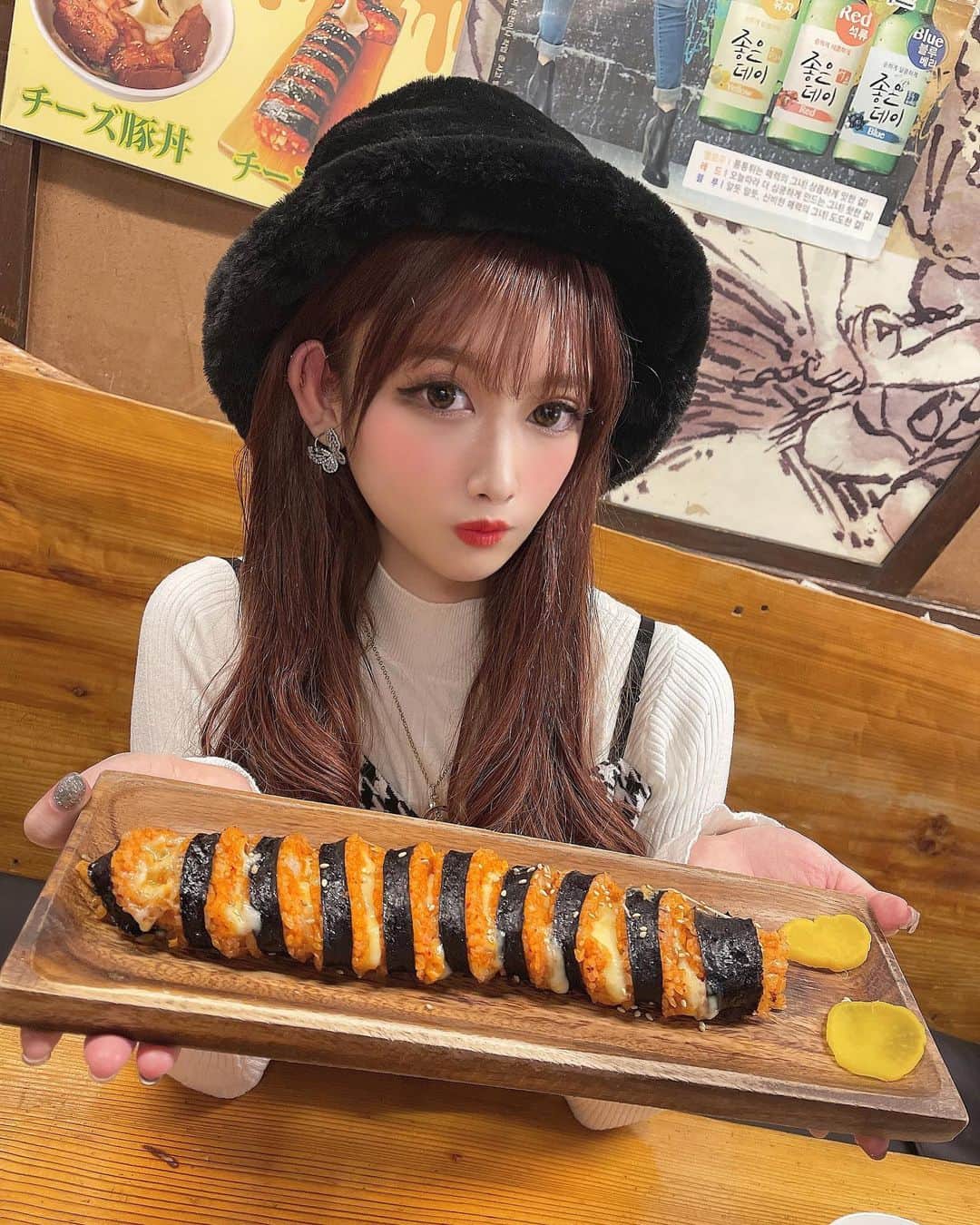 のインスタグラム：「・ ・ おはようございます🌞 この前新大久保にあるオムニ食堂に行って ずっと食べてみたかったチーズキンパを食べてきたよ🧀❤️ チーズが大好きなので美味しかった〜🤤♡♡ そして、チーズダッカルビも食べれて幸せでした🙈🇰🇷 ・ #新大久保グルメ #オムニ食堂 #チーズキンパ  #チーズタッカルビ #グルメ好きな人と繋がりたい」