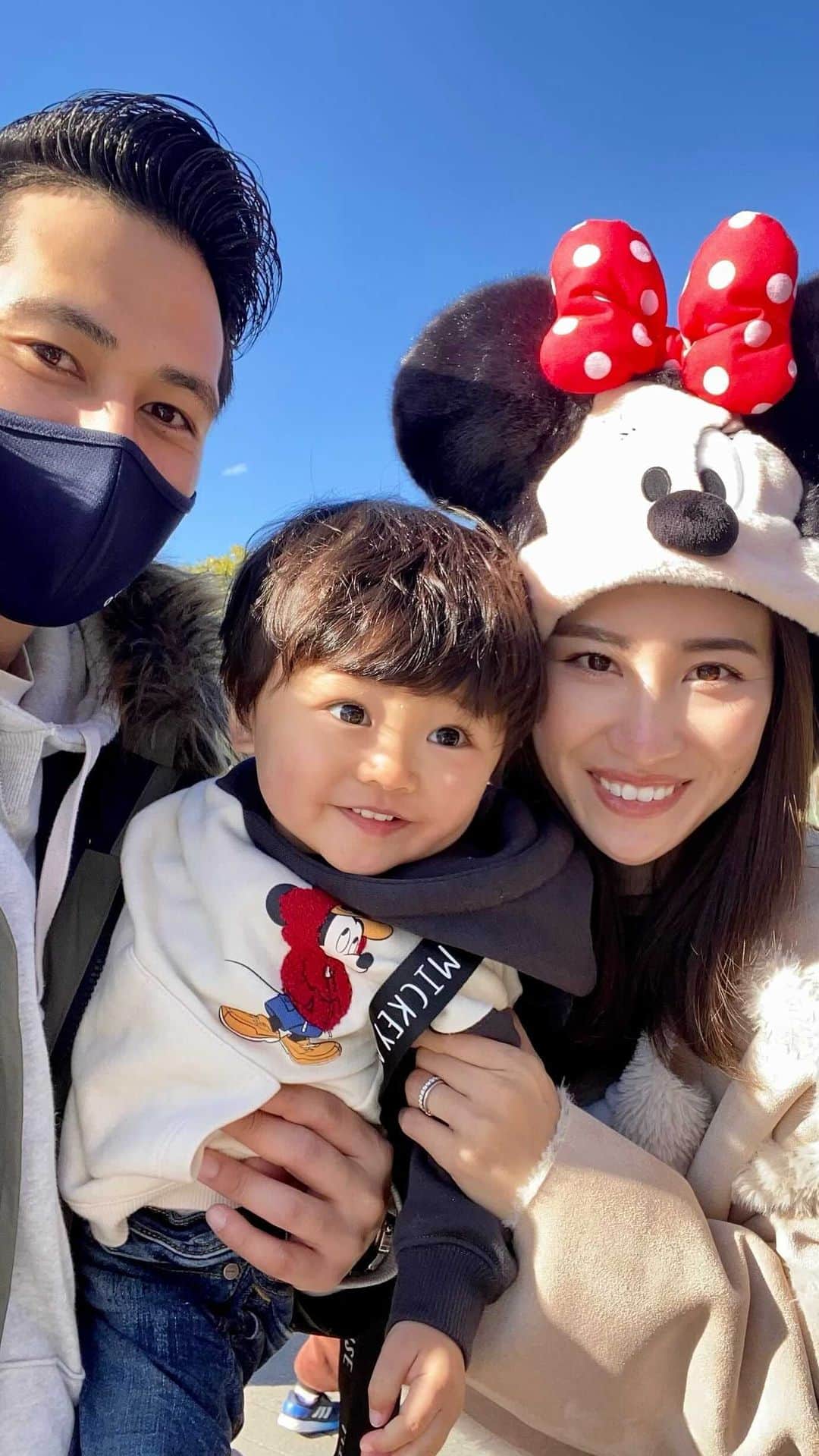 のインスタグラム：「Disney👨‍👩‍👦♥️ やっとやっとチケット取れて けいとディズニーデビュー👦🏻 まだまだ思い通りには 歩いてくれないから大変やったけど、 久しぶりのディズニーは楽しすぎた☺️ けいとの反応がかわいかったなぁ😂  💕また行きたいね👨‍👩‍👦 #家族ディズニー#ディズニーランド #ディズニー#disneyland#family#男の子ベビー#1歳4ヶ月」