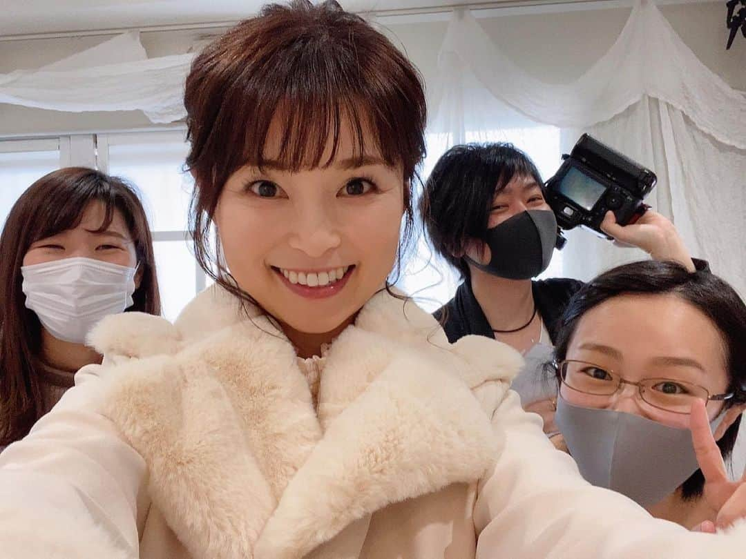 藤田りえさんのインスタグラム写真 - (藤田りえInstagram)「そろそろ、宣材写真やらブログヘッダーやら変えないと…(^_^;)と重い腰を上げて撮影してきた！﻿ カメラマンさんもヘアメイクさんも優しくて要望を伝えやすくて(←ここ大事)とてもよかった♡﻿ ただ、、、被写体のテクニックのなさがもうただただ残念｡ﾟ(ﾟ´Д｀ﾟ)ﾟ｡﻿ ふざけた写真なら大得意やけども！！！﻿ 誰か藤田に素敵な撮られ方を伝授してくださいまし。﻿ ﻿ #藤田りえ #アナウンサー #フリーアナウンサー #アナウンサー藤田りえ #撮影 #宣材写真 #宣材写真撮影 #写真苦手 #アナウンサーあるある #スタジオラフ #ミドフォー #アラフォー #アラフィフ #40代 #46歳 #1974年生まれ #田中みな実 #ファン #あざとくて何が悪いの #셀카　#팔로우미　#뷰티　#74년생」12月18日 8時58分 - rie_fujita.ana