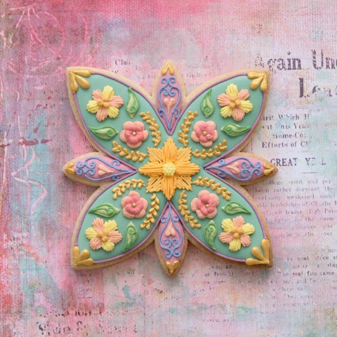 KUNIKAのインスタグラム：「Flower embroidery design cookie🌼  今夜作るクッキーはクリスマスオーナメントかな🎄🎨  #artofkunika」