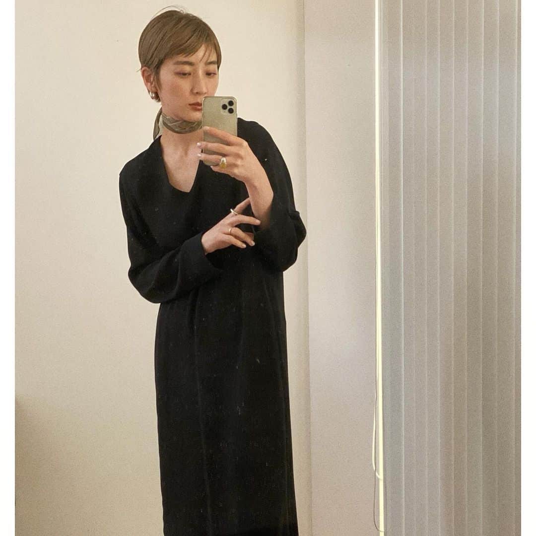 のインスタグラム：「#よしだ_服   こないだは白 今回は黒のワンピース。 同じスカーフで。  今年は1枚でサマになるワンピースの 良さをひしひしと。 ワンピースそのものがより好きになって 着る回数もふえました◯  そして春夏はもともと ワンピースの型数多いシーズンなんですが 来年の春夏も今までになく 可愛いの揃いで仕上がってて '早く着たいなぁ'と思いながら 日々サンプル修正してます♡ （話それた）  ちなみに これはマルジェラが デザイナーをしていた頃の エルメスのヴィンテージドレス。 ２年前ぐらいに購入してから お気に入りで大事に着てます☺️」