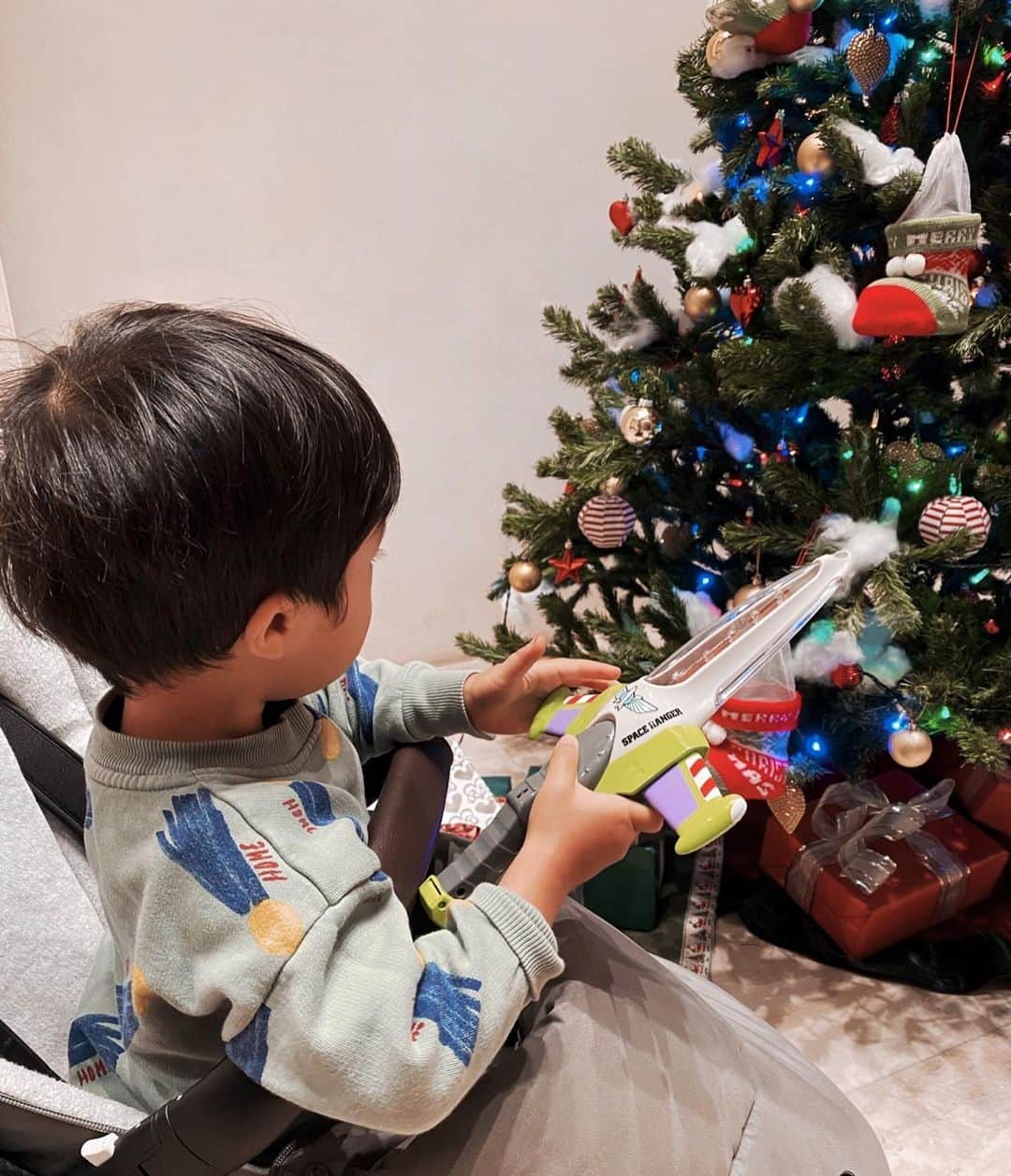 urakoさんのインスタグラム写真 - (urakoInstagram)「. 去年はまだよく分かってなさそうだったけど 今年はクリスマスが楽しみな様子の息子🎄 ディスプレイツリーの下にある🎁をみて これは誰のプレゼント？ もうあるよ？ サンタさん来たの？ って言ってる😂 . . 3.4枚目は 息子が拾ってきた お気に入りの大きな落ち葉🍂と どんぐりと石に、 セリアのお目目シールを使って クラフト😚 . お目目シール気に入ったみたいで いつのまにか長靴もアレンジしててビックリ😂 可愛いなぁ💕 . . #urako_mamalife  #2y3m」12月18日 9時01分 - urako0618