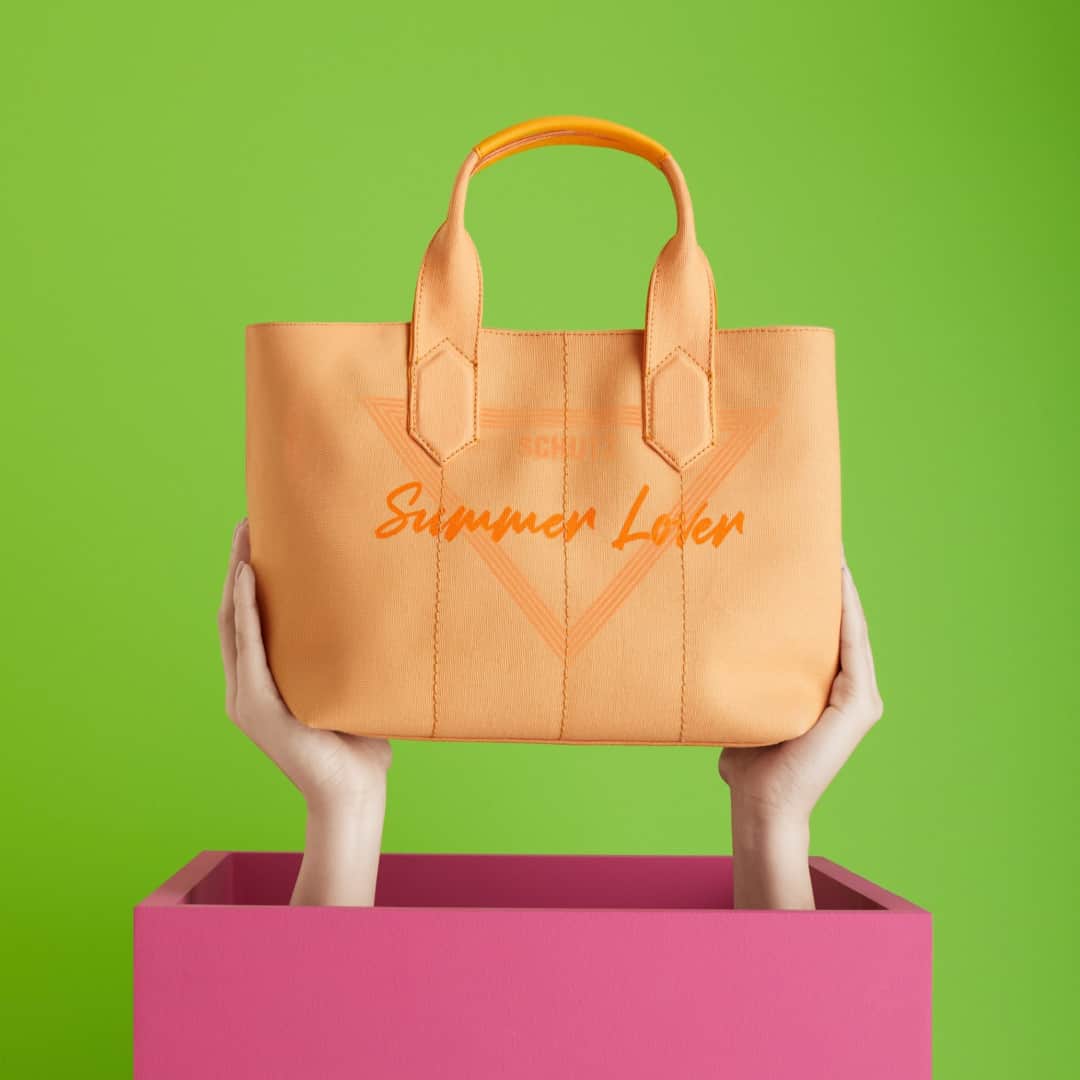 Schutzのインスタグラム：「THE UNBOXING YOU NEED FOR THE SUMMER ❤️ #schutzsummercolors」