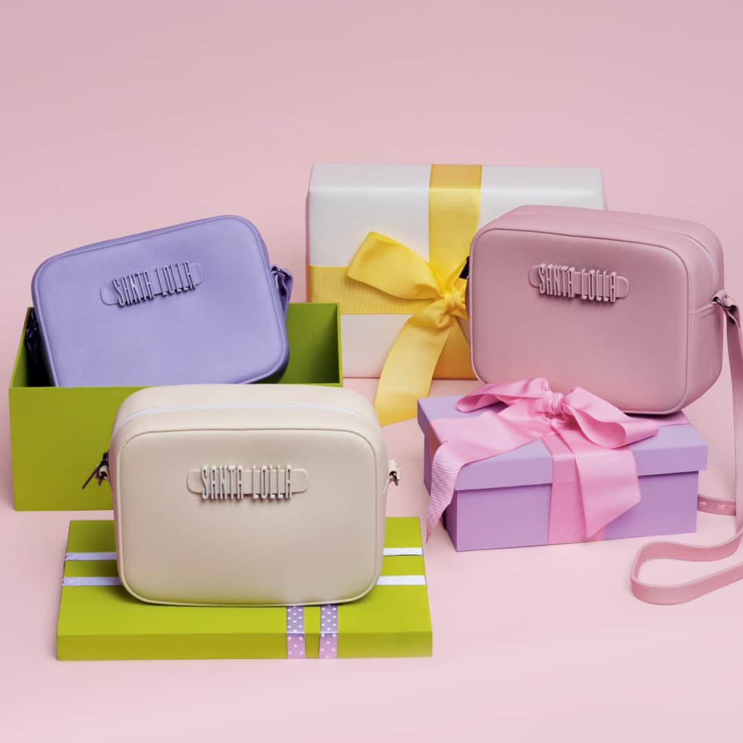 Santa Lollaのインスタグラム：「Já elegeu sua bolsa-grude deste verão? Então aqui vai uma superdica: os novos modelos tiracolo feitos em material impermeável e pensados para carregar o essencial, deixando as mãos livres para aproveitar o melhor da temporada. Ótima ideia também para (se) dar de presente, não acham? [ R$159,90 cada ] #santalollaverao21 #giftguideSL #SLhandbags #colors @glamourbrasil」