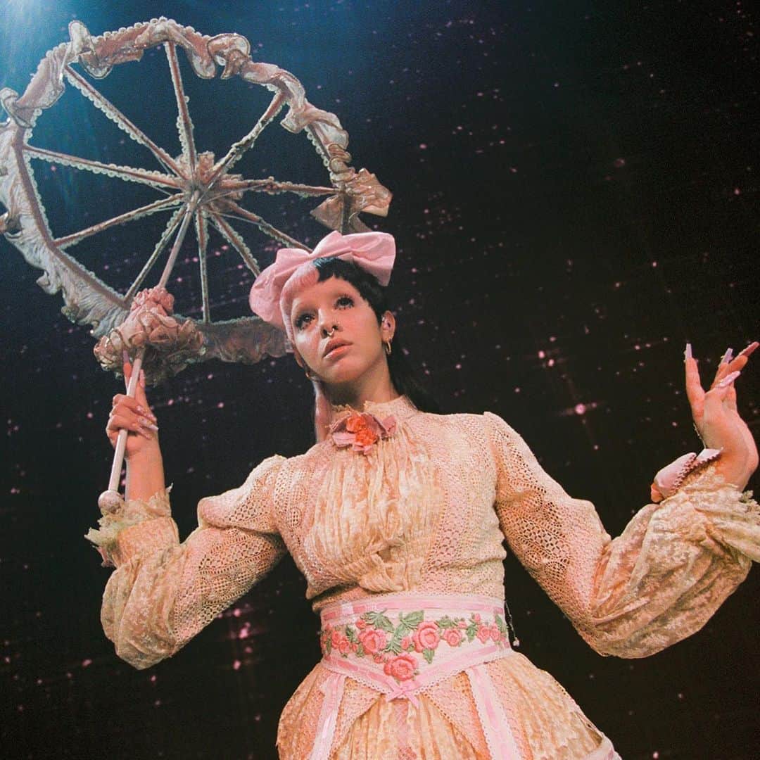 メラニー・マルティネスのインスタグラム：「💕🧚🏼‍♀️who watched the first stream?? comment below your favorite part! 🧚🏼‍♀️💕  📷: @photokohli   It’ll stream 3 more times today so get your tickets while you can! Link in bio💗🌙✨🌷」