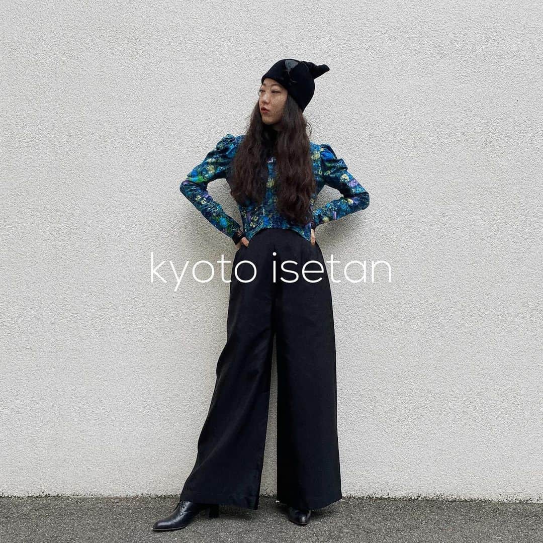 NUTTY Vintage&Collectibleのインスタグラム：「ジェイアール京都伊勢丹 《ワンダフルマルシェ〜京都蚤の市〜》  おはようございます！本日3日目＊ ワンダフルマルシェにも買い付けたばかりの新入荷アイテムお持ちしております🇺🇸  NUTTY堀江本店とあわせて 皆様のお越しをお待ちしております＊＊  ┈┈┈┈┈┈┈┈┈┈┈┈┈┈┈┈┈ NEW ARRIVAL ┈┈┈┈┈┈┈┈┈┈┈┈┈┈┈┈┈ ☑︎vtg black ribbon design hat  ⚠️こちらのアイテムは会期終了まで通販は承っておりません⚠️  《ワンダフルマルシェ〜京都蚤の市〜》 @wonderfulmarche  【会期】 12/16(wed)~12/24(thu) 場所：ジェイアール京都伊勢丹10階 催物場 時間：10:00~20:00 最終日は18時まで」