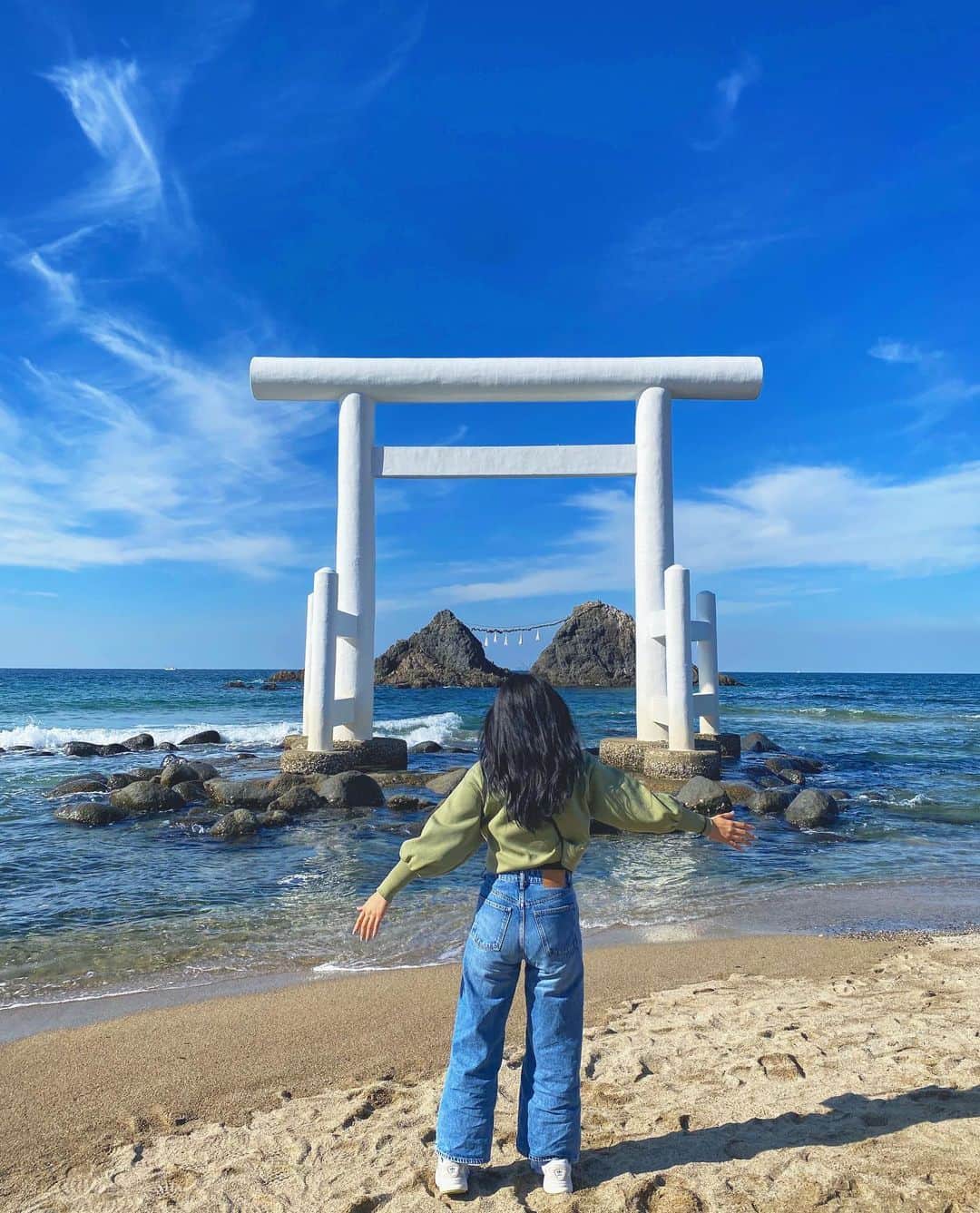 北山まいかのインスタグラム：「糸島  #桜井二見ヶ浦の夫婦岩  #糸島　#福岡」