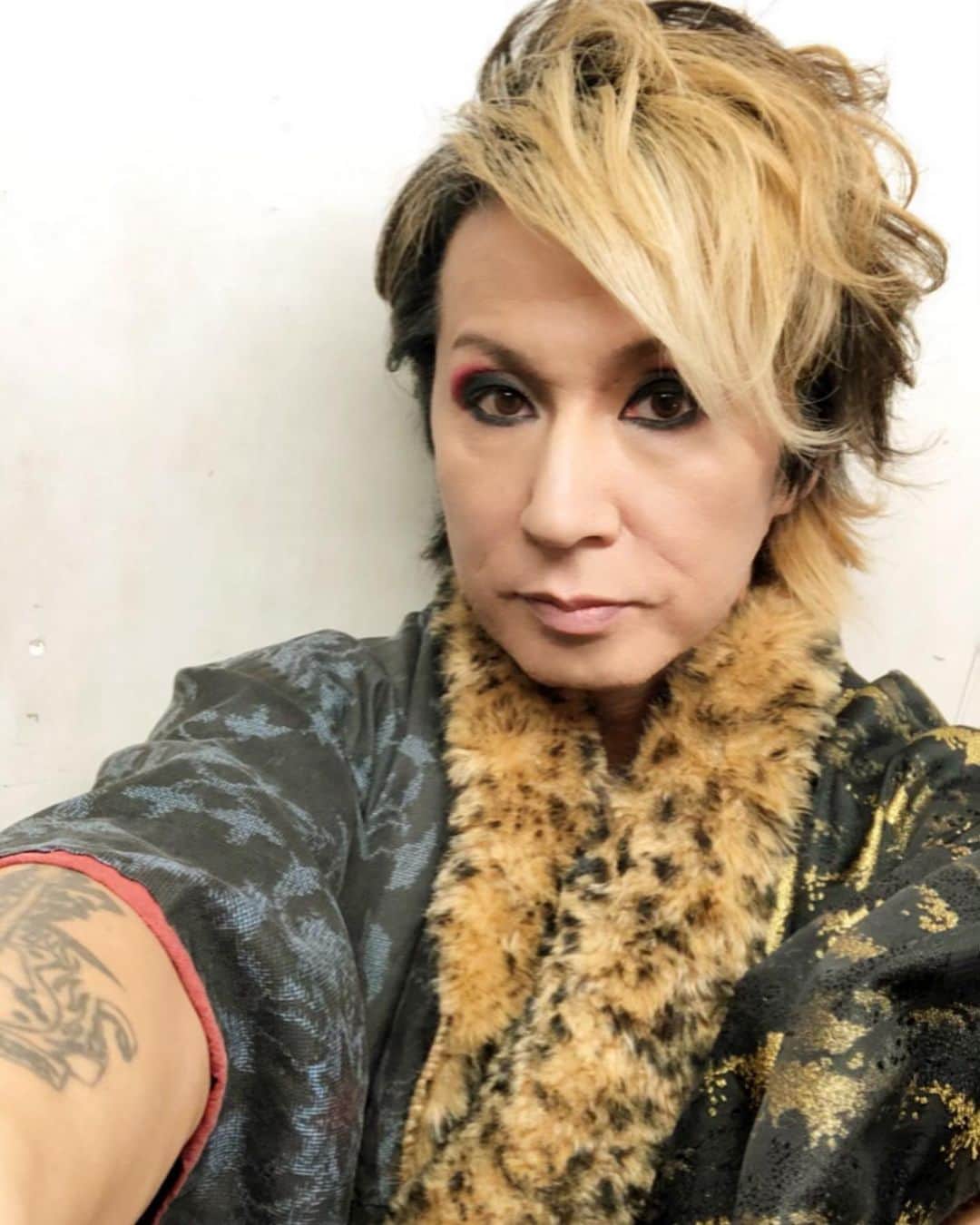 のインスタグラム：「今年最後の配信公演、ご視聴ありがとうございました😘  エレキ、アコースティック、新曲とスペシャルでお送りしましたが楽しんでもらえたでしょうか？  差し入れもありがとうね🍗  こんな世の中だけど配信って形でみんなに見てもらえるってホントにありがたいことだよね。みんなが逆境に立ちそれぞれ前に進もうと頑張ってる。 ライブハウスやミュージシャン、事務所や楽器テクニシャン。 まだまだ僕が知らない業種の人達も。  そして見てくれている日本や世界のみんな。  全ての人間が支え合ってこの危機を乗り越えるしかないもんね。  ありがとう👏🏻  そして僕ら戦国時代ーThe age of civil warsーも同じように"ありがとう"って思ってもらえてたらステージに立つ意味があるのです。  来年はみんなに会えるといいな。  と言う訳で今年の配信ライブは終わりましたが、全通できた人達との忘年会配信があります。 詳細は早急に調査して一斉連絡？みたいな形でお知らせするかと思いますのでしばしお待ちを🤚🏻  そして我らがNao-Aことyu+kiのツイキャスに22日おじゃまします。2人で何曲か歌う予定なので見に来てね😉」