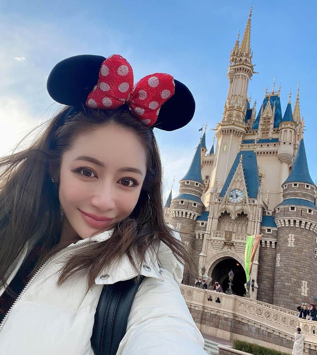 のインスタグラム：「Disneyland ❤️  これから数日間ディズニー投稿続くかも😂  #アラサーでも耳つけるよ #クレーム受付してません👋 #全力で遊んだ #次の日筋肉痛 #２日後も疲れが溜まってる #子供の笑顔のためなら」