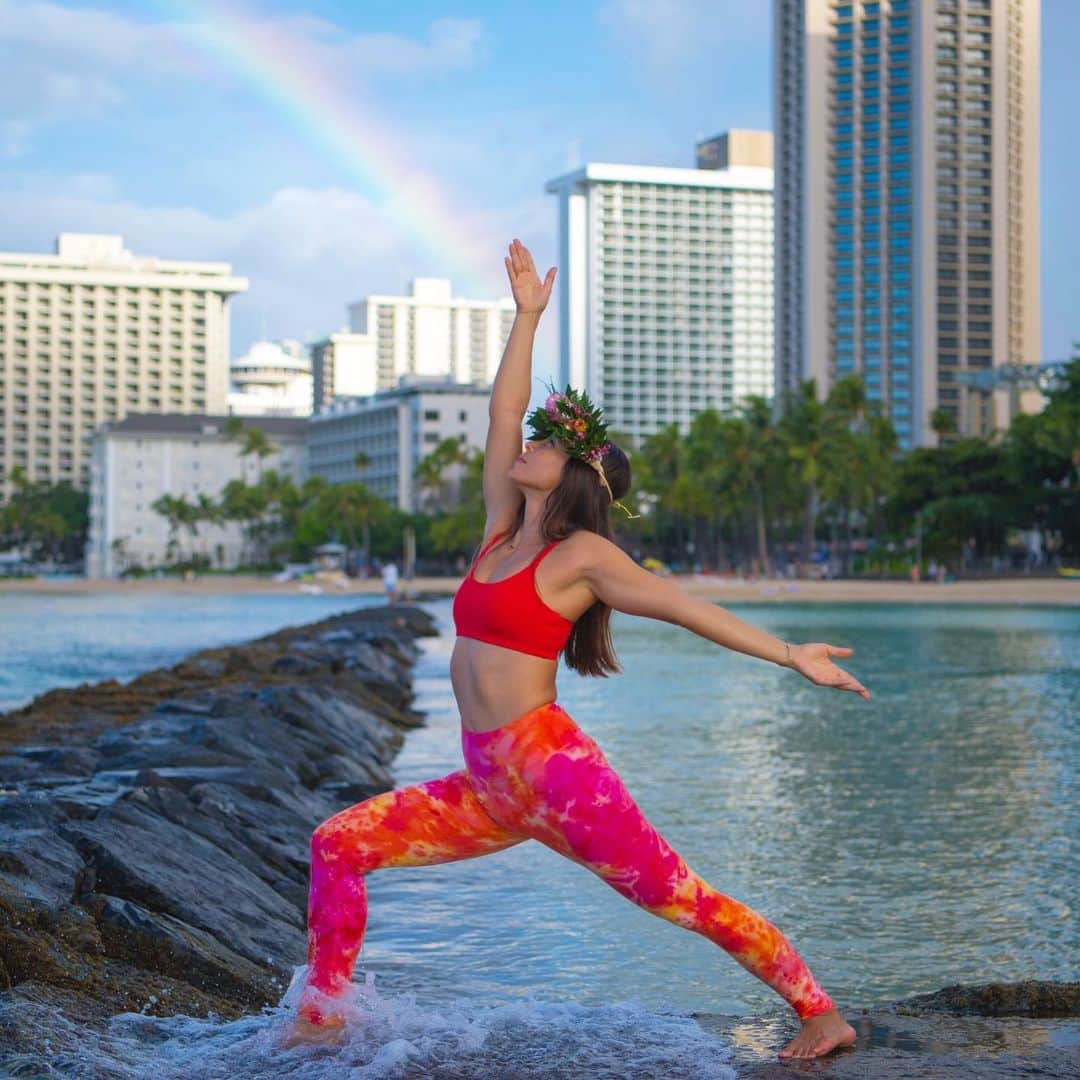 アンジェラ・磨紀・バーノンさんのインスタグラム写真 - (アンジェラ・磨紀・バーノンInstagram)「#YOGA   I still remember the first time I did yoga. It was at Kapiolani Park, on the grass and underneath the beautiful blue sky. Focusing on my breath and feeling the ground underneath my feet gave me more grounding and stability. Listening to my body gave me more understanding and clarity on what it is that my body was needing. As I moved my body, feeling the wind on my skin, hearing the birds singing and seeing beautiful golden sunset, I felt all of my senses awaken. I felt lighter and more free in my own body. Feeling so calm, rejuvenated and peaceful at the end of the 60min class was something that I never experienced before.  I instantly fell in love with it and it’s been 17 years since yoga became a part of my life. Yoga has taught me so many valuable things in life. It helped me to heal physically, mentally and emotionally. It helped me to let go of what wasn’t serving me so I can be free and feel light. It helped me to open up my heart so that I can give and receive love. It helped me to feel at peace in difficult times. It gave me confidence, acceptance and hope.  It’s been one of the best ways to self care and to create love within myself.  What about you? I would love to hear how yoga has helped you! Please share your experience with yoga on comments.  🌈For all the yoga lovers!! Lily Lotus just got their New Collection🎉 I’m wearing one of them in this photo! I love how comfortable and eco-friendly they are. Go visit their site for more https://lilylotus.com  私のヨガとの出会いは17年前。 カピオラニ公園の青空の下で行ったヨガ。頬を撫でる優しい風に木の上の鳥の歌声。芝生の緑の香りにゆったりと流れる雲。呼吸に集中をしていると頭がクリアーになり身体の内側の声に耳を傾けることが出来るようになった。固まっていた筋肉が少しずつ柔らかくなり身体全体がオープンになる感覚を得た。 クラスの後には今までに無い程のリラックス感、思考はクリアー、心は湖の様に落ち着き、たったの60分で自分の五感が研ぎ澄まされた感覚。あの時の感覚が心地良くあれ以来ずっとヨガをしている。 身体と心に気づきを与えてくれるヨガ。自分を大切にすることで周りをも大切に出来る。頭ではなく心で物事を判断。自分が心を開くことで愛が受けられ、与えることが出来る。大変な状況の時こそ深呼吸！思いやりに優しさ。沢山の学びをくれる素晴らしいヨガ、個人レッスンにお友達や夫婦でのグループレッスンも行っていますので気になる方は、こちらをチェック！https://www.beoneyogahawaii.com  皆さんがヨガから学んだもの、得た気づきを知りたいです！是非コメントして下さい！ 写真で着用しているのは私のお気に入りヨガウェアー、Lily Lotusの新作！ハワイ生まれの着心地抜群なヨガウェアーは着ているだけで元気になるカラフルさ！是非チェックして下さい🤙https://lilylotus.com #lovelife #hawaii #ハワイ#ヨガインストラクター #lilylotus #きづき」12月18日 9時21分 - angelamakivernon